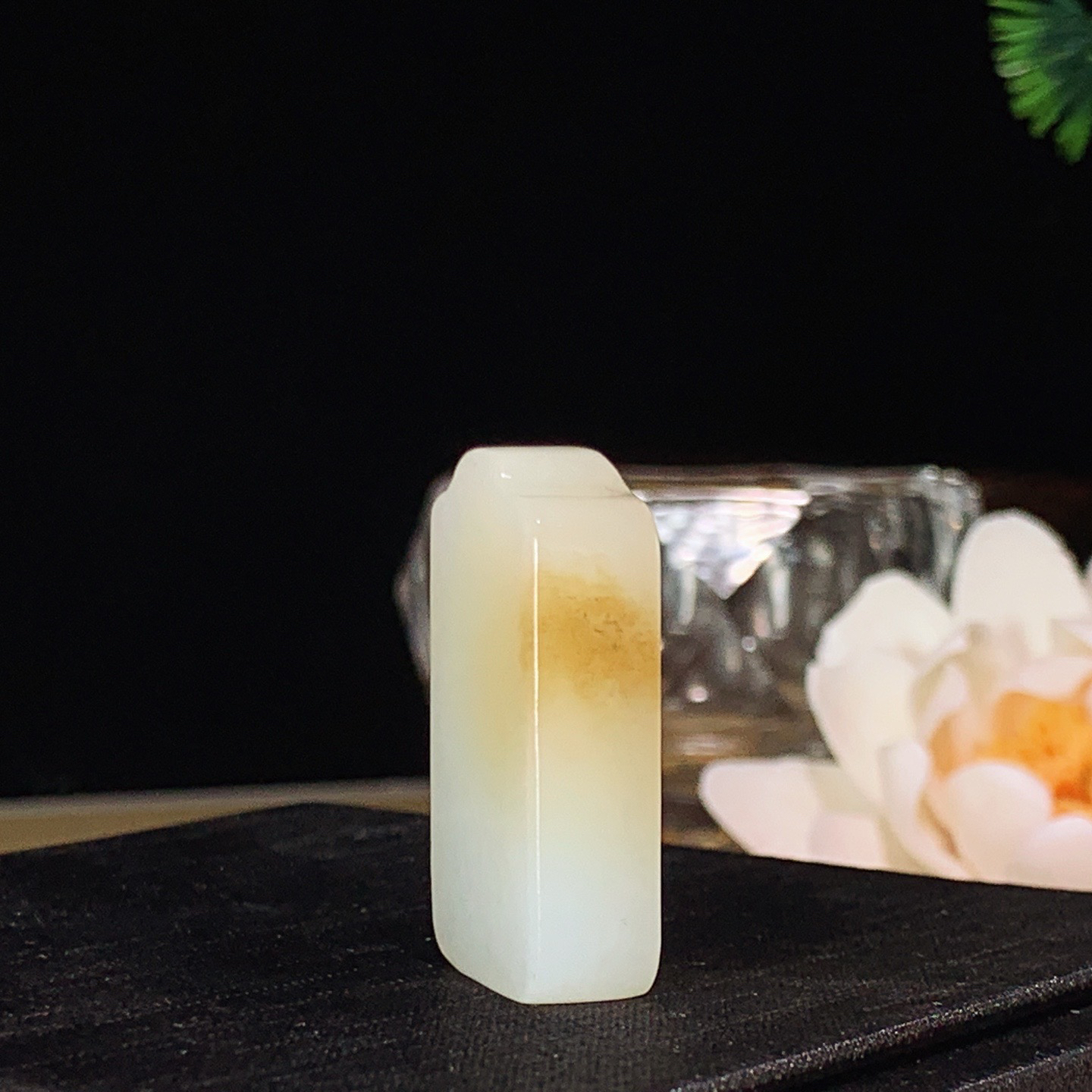 新疆和田玉且末糖平安无事牌挂件。尺寸32/18/8重13.2克 玉质细腻油润 底色纯净 脂粉好，品质