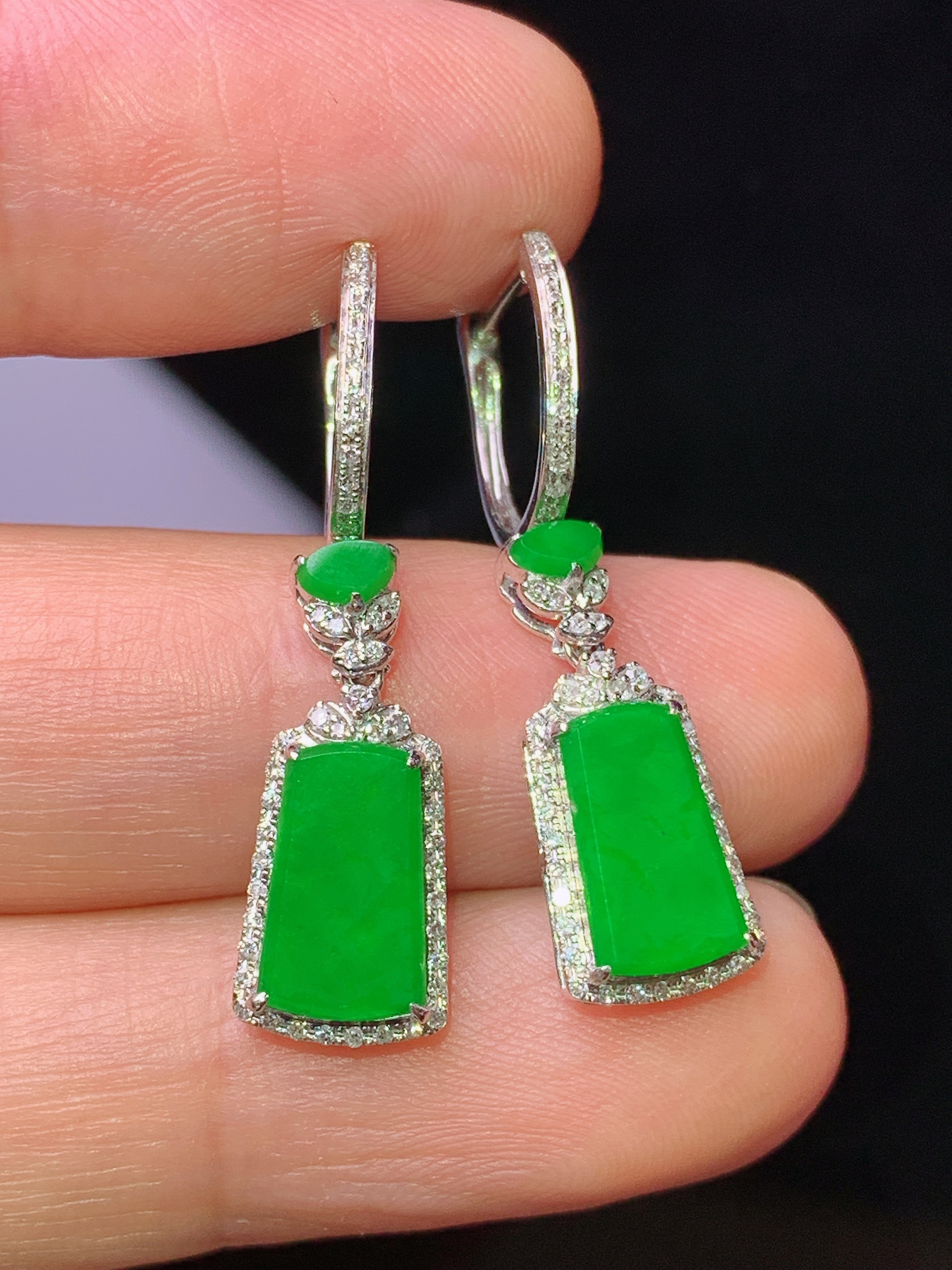 18k金钻镶嵌满绿无事牌耳坠 玉质细腻 色泽艳丽清新 水润亮眼 整体尺寸30.3*7.6*3.3y4