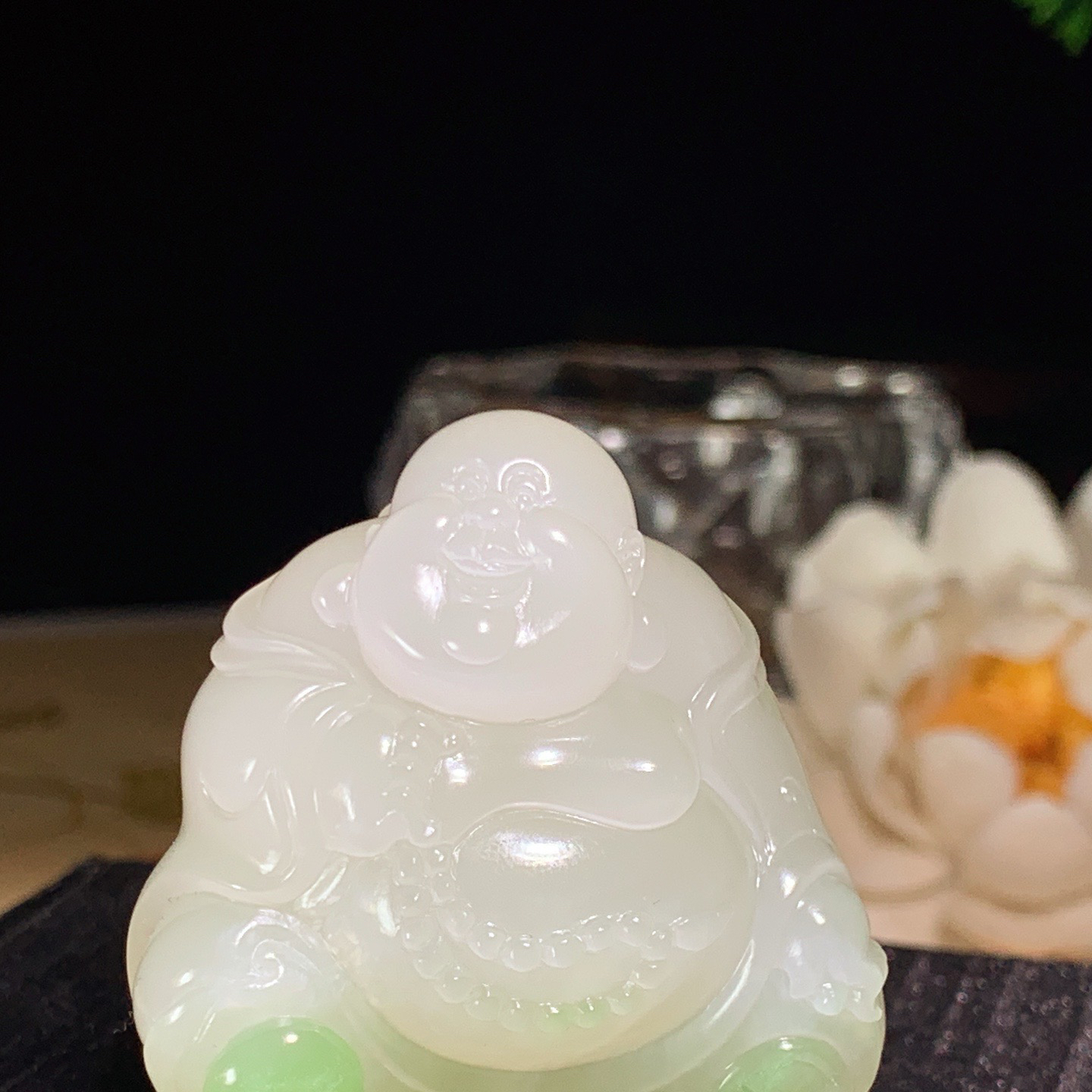 和田玉青海翠翠青佛引福来挂件 尺寸44/40/23重53.5克。玉质细腻油润。手推出油。品相大气lt260402