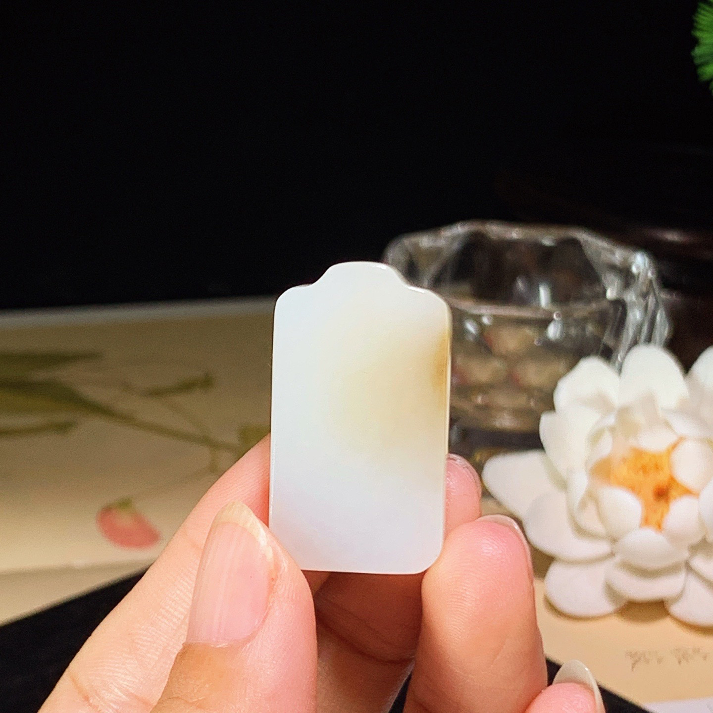 新疆和田玉且末糖平安无事牌挂件。尺寸32/18/8重13.2克 玉质细腻油润 底色纯净 脂粉好，品质好。lt260402