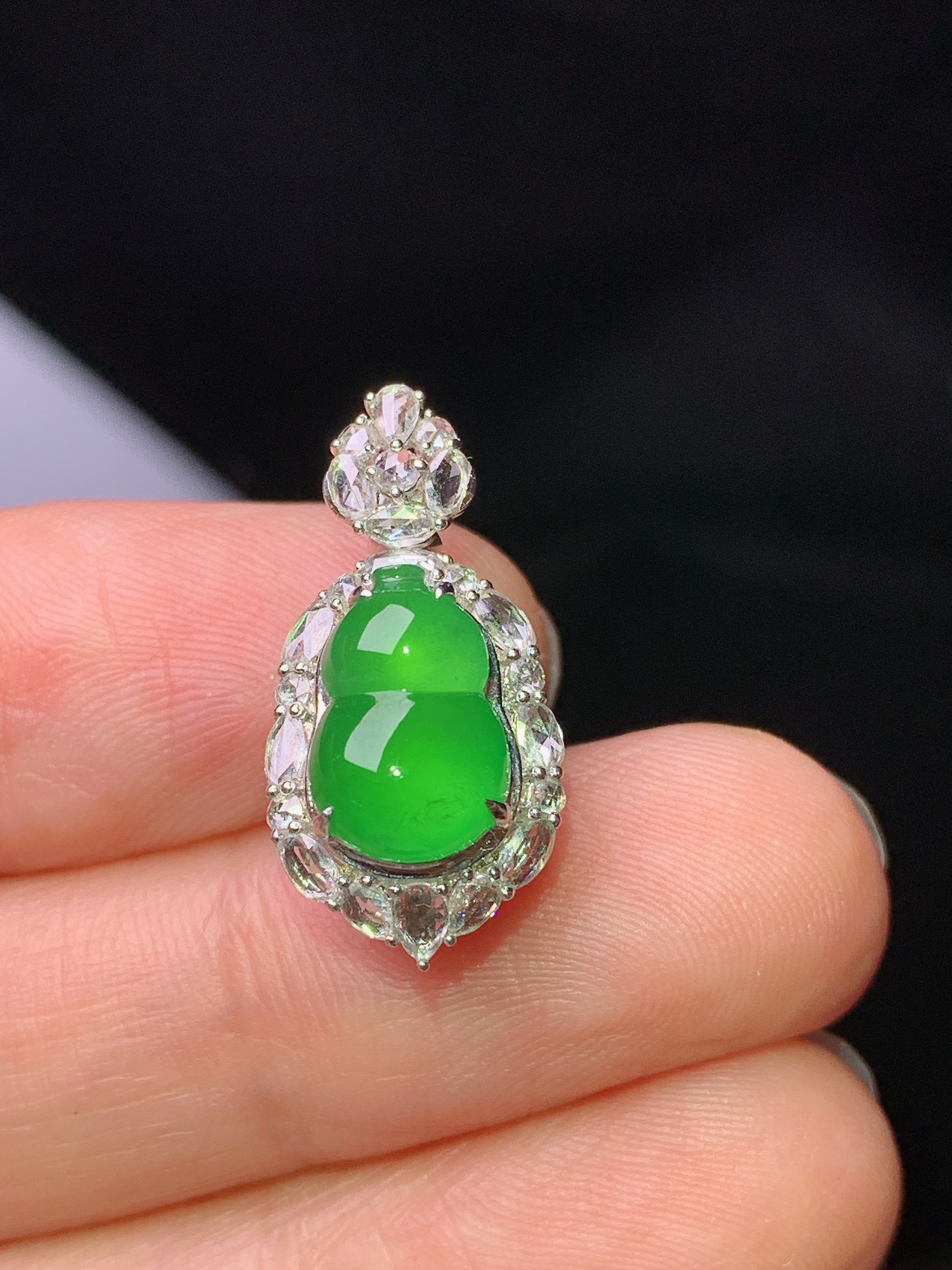 18k金钻镶嵌满绿葫芦吊坠 玉质细腻 色泽艳丽清新 水润亮眼 整体尺寸21.3*10.6*9.6y4