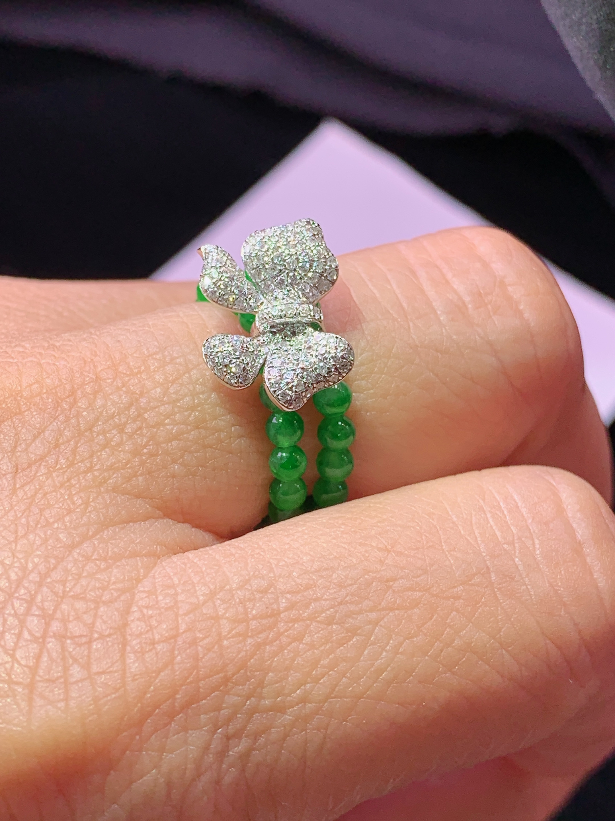 18k金钻镶嵌满绿圆珠戒指 玉质细腻 色泽艳丽清新 水润亮眼 整体尺寸14.8*9.8*2m5