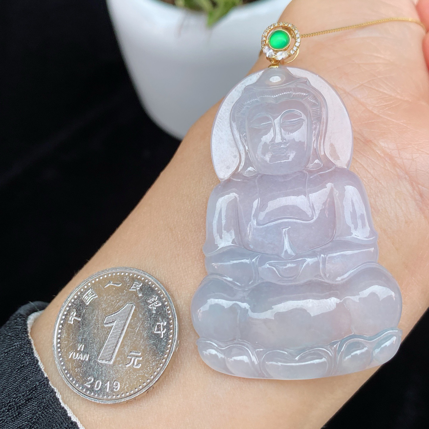 冰种观音吊坠 
冰透种好 雕工精细
料子纯净 精致简约
18k金镶嵌 高性价比‼️
尺寸如图一  实物更美～