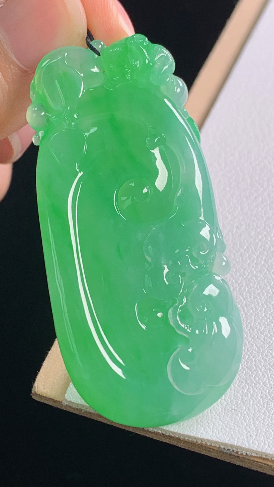 高品质
冰晴绿如意
种色兼备，水润细腻
尺寸:54.3-25.8-9.5mm