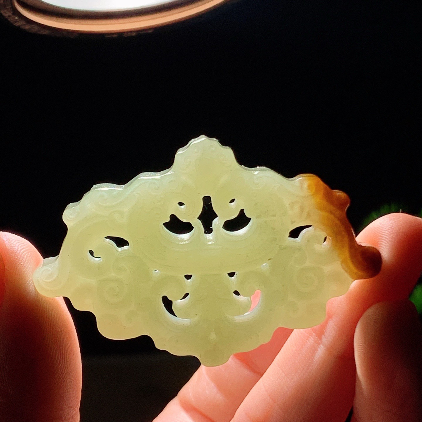 和田玉白玉仿古龙凤挂件。尺寸36/56/8重25克 玉质细腻油润 底色纯净 脂粉好，品质好。lt260402