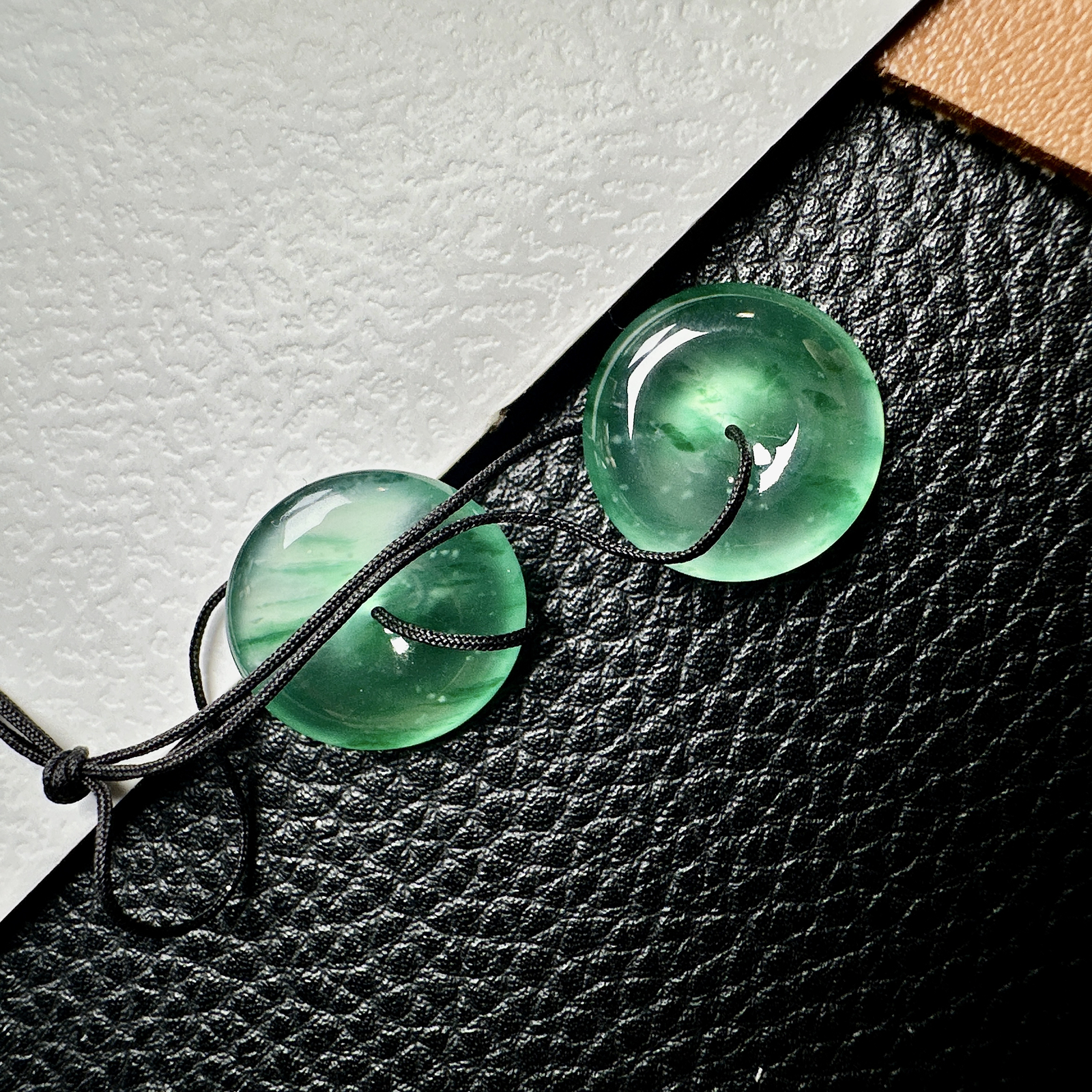 【冰种飘绿平安扣一对】近玻璃种，质地细腻，难得的冰润度，难得的好颜色