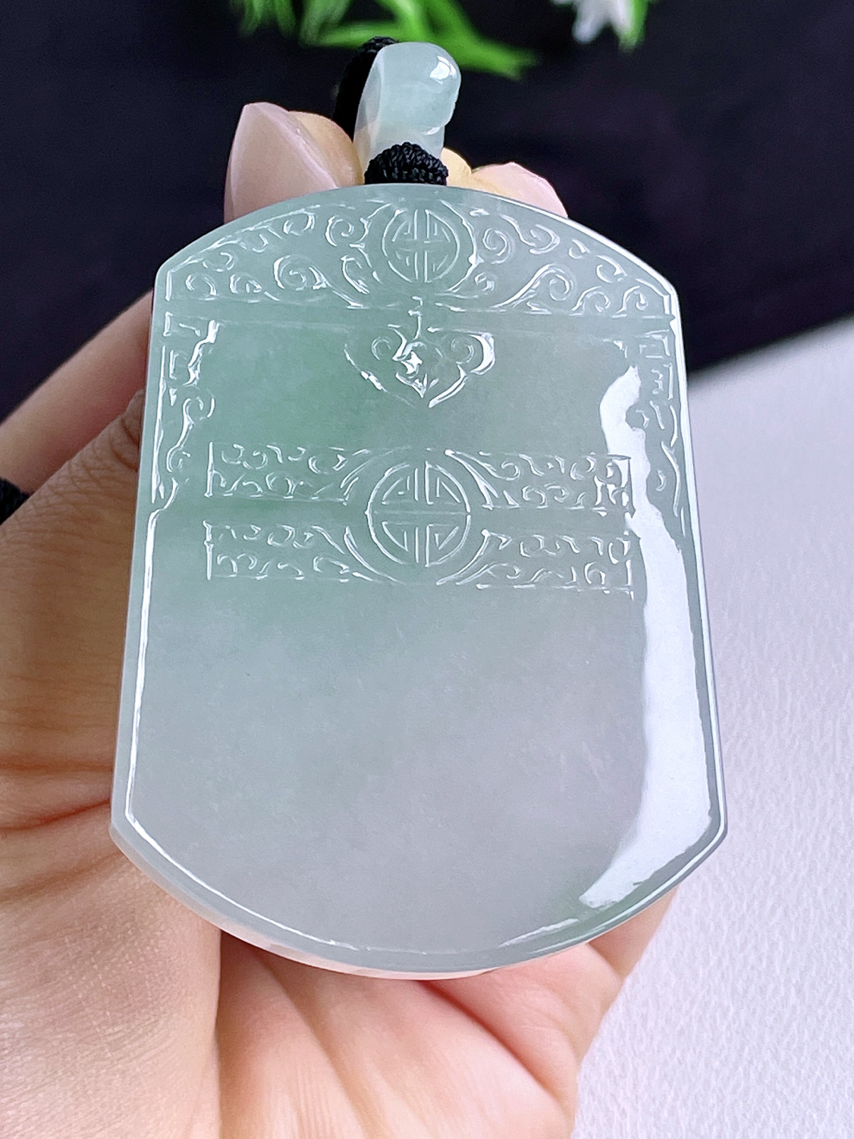 冰飘花仿古牌无事牌吊坠
【说明】缅料 完美 性价比高  
【尺寸】55.8-41.7-5.6