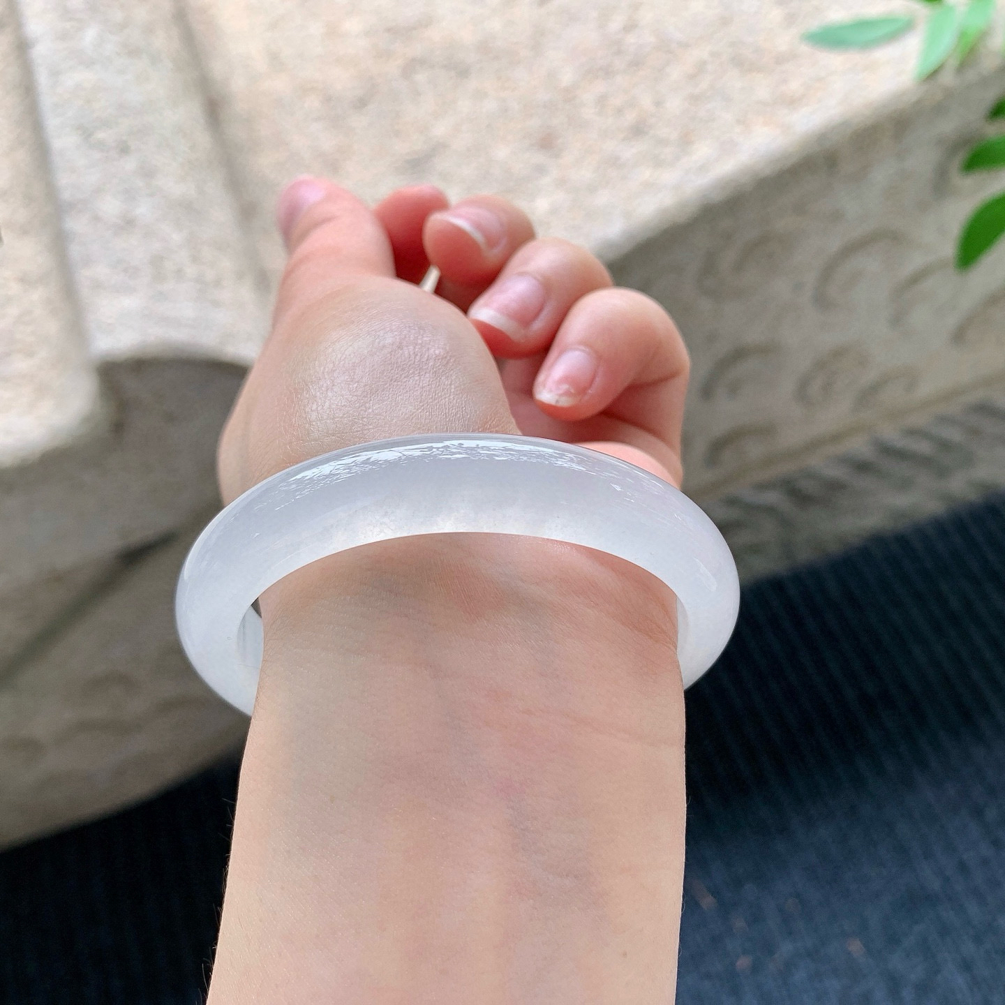 贵妃54 55
【圈口】55/47.7/10.5/7.2
【描述】白冰，水润，种老，细腻，无纹裂！