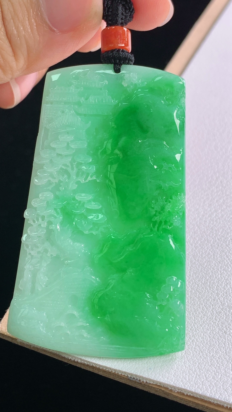 阳绿山水牌
色泽艳丽，雕工精湛
尺寸:63.2-56.3-34.4-6.4mm