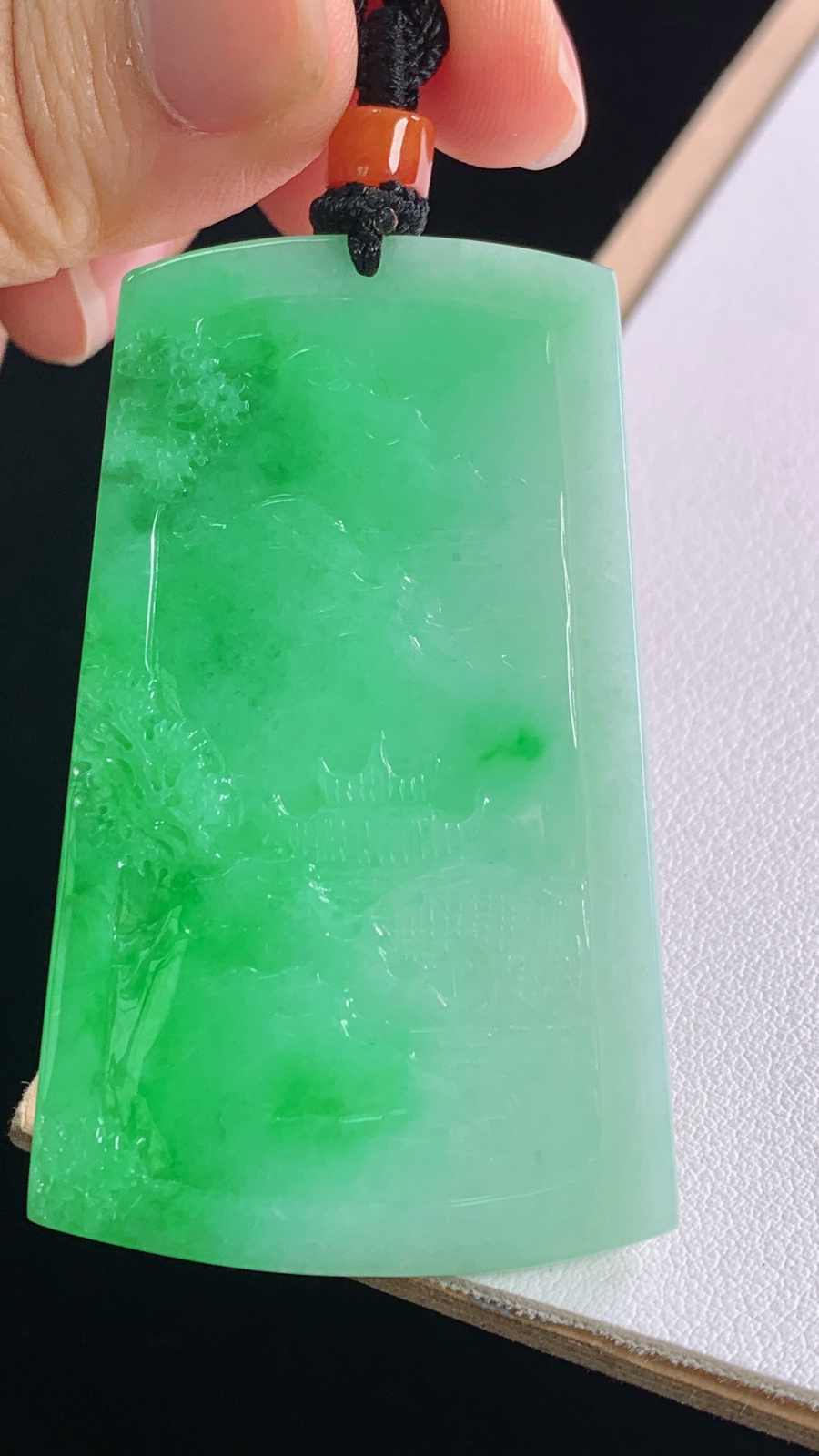 阳绿山水牌
色泽艳丽，雕工精湛
尺寸:63.2-56.3-34.4-6.4mm