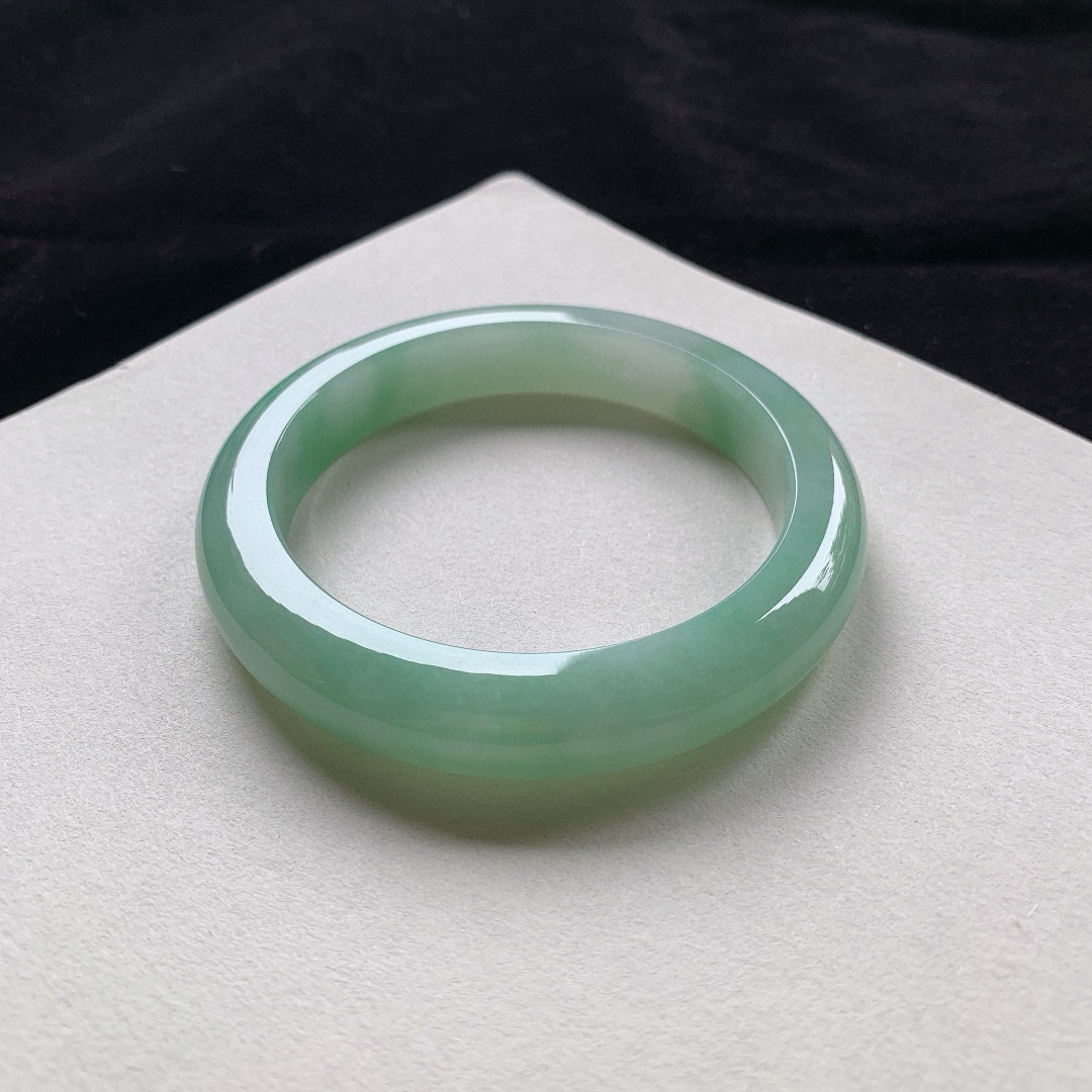 大圈口 63.5-12.4-10    冰果绿正圈手镯。 一丝棉