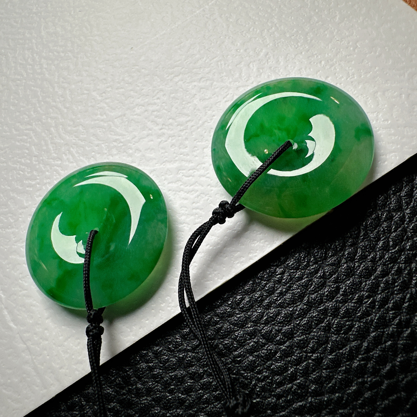 【冰种黄加绿平安扣一对】质地细腻，难得的冰润度，难得的好颜色，韵味十足，古色古香。