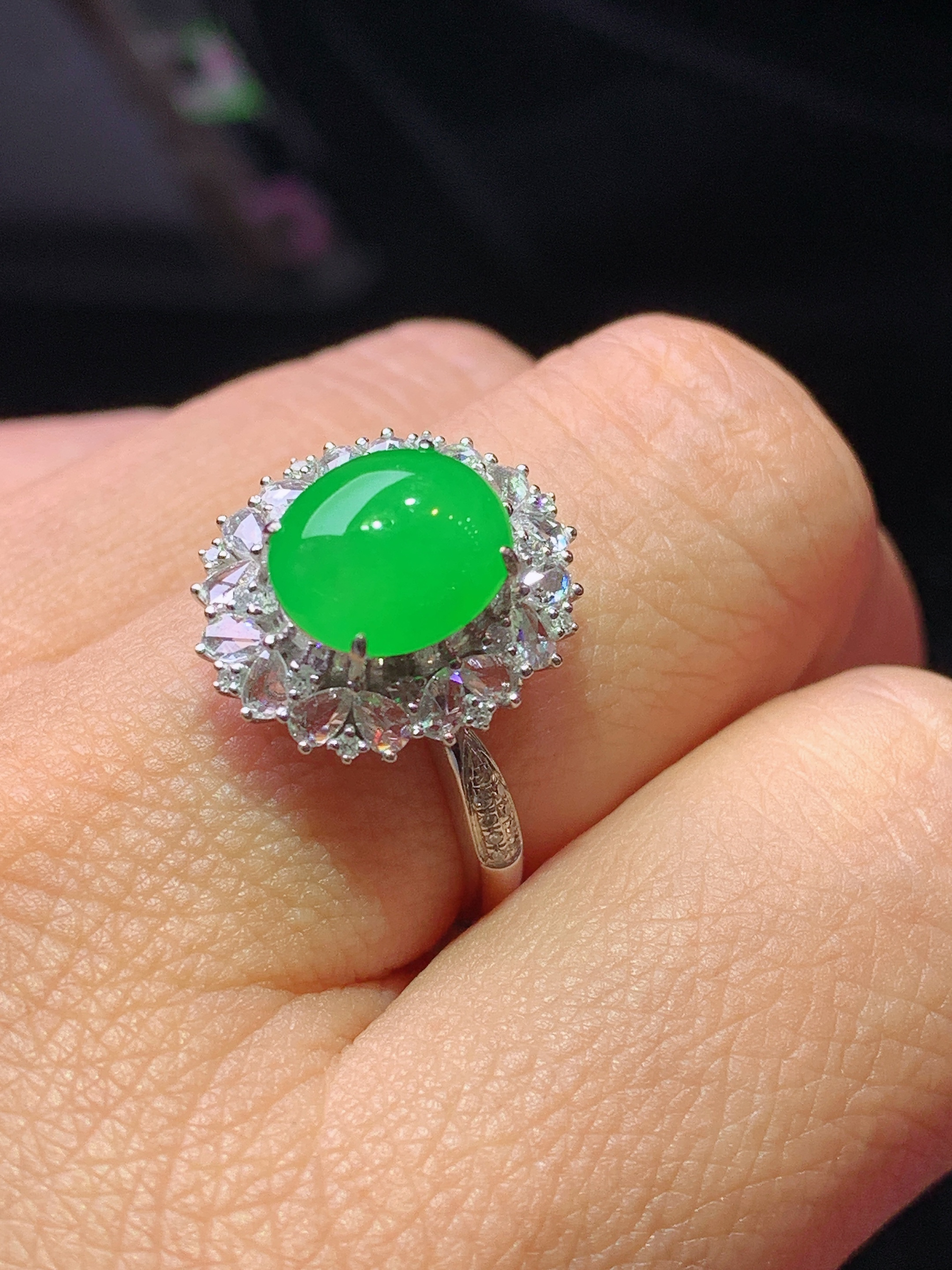 18k金钻镶嵌翠绿蛋面膜戒指 玉质细腻 色泽艳丽清新 水润亮眼 圈口13 整体尺寸16.3*13.5*9.8k1