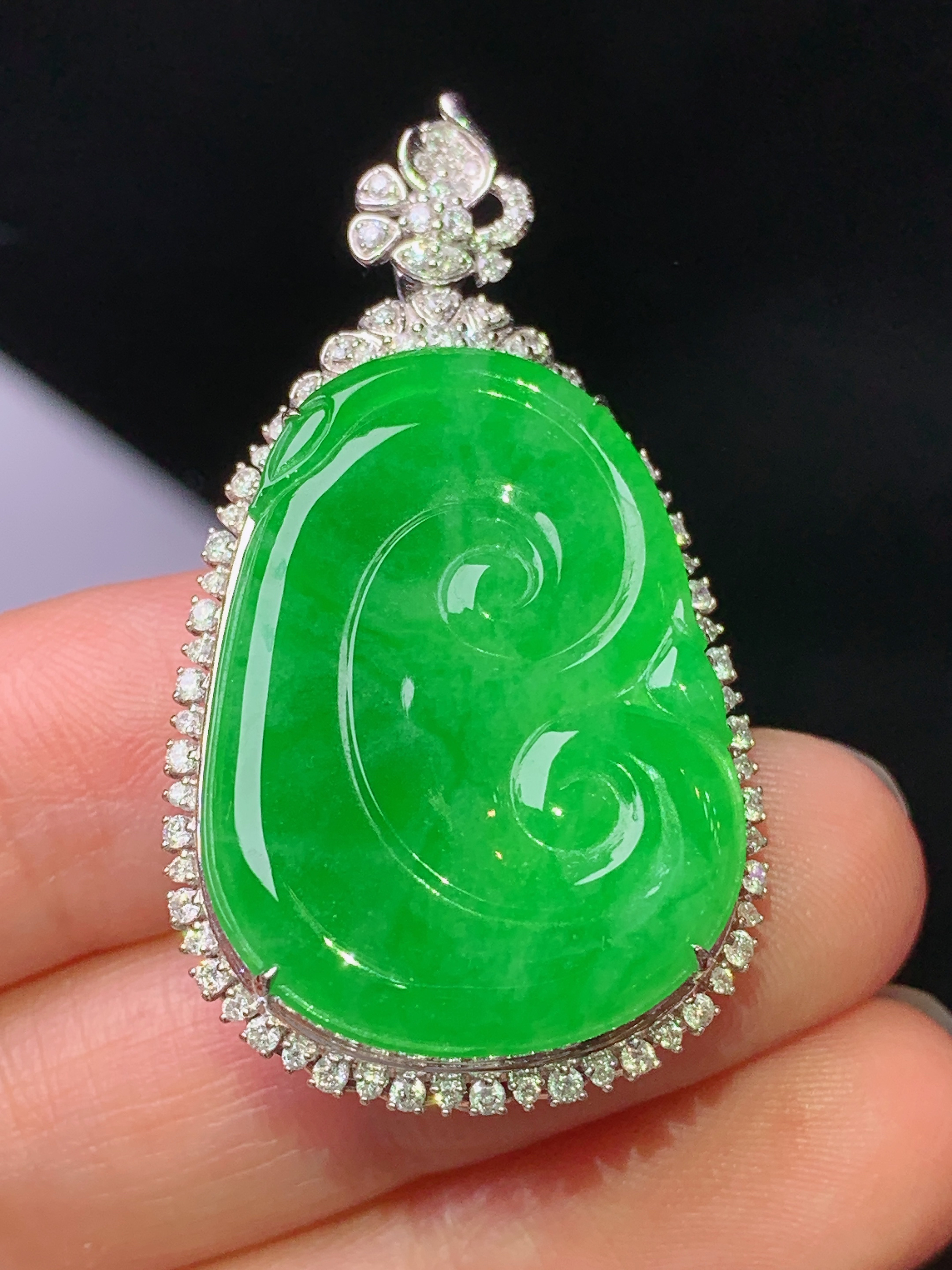 18k金钻镶嵌翠绿如意吊坠 玉质细腻 色泽艳丽清新 水润亮眼 整体尺寸40.5*22.6*10k1