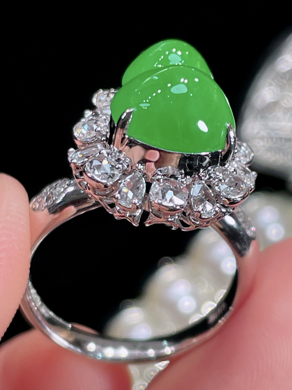 天然缅甸翡翠A货
满绿葫芦戒指
18k金镶嵌钻石 
细腻水灵 实拍接近