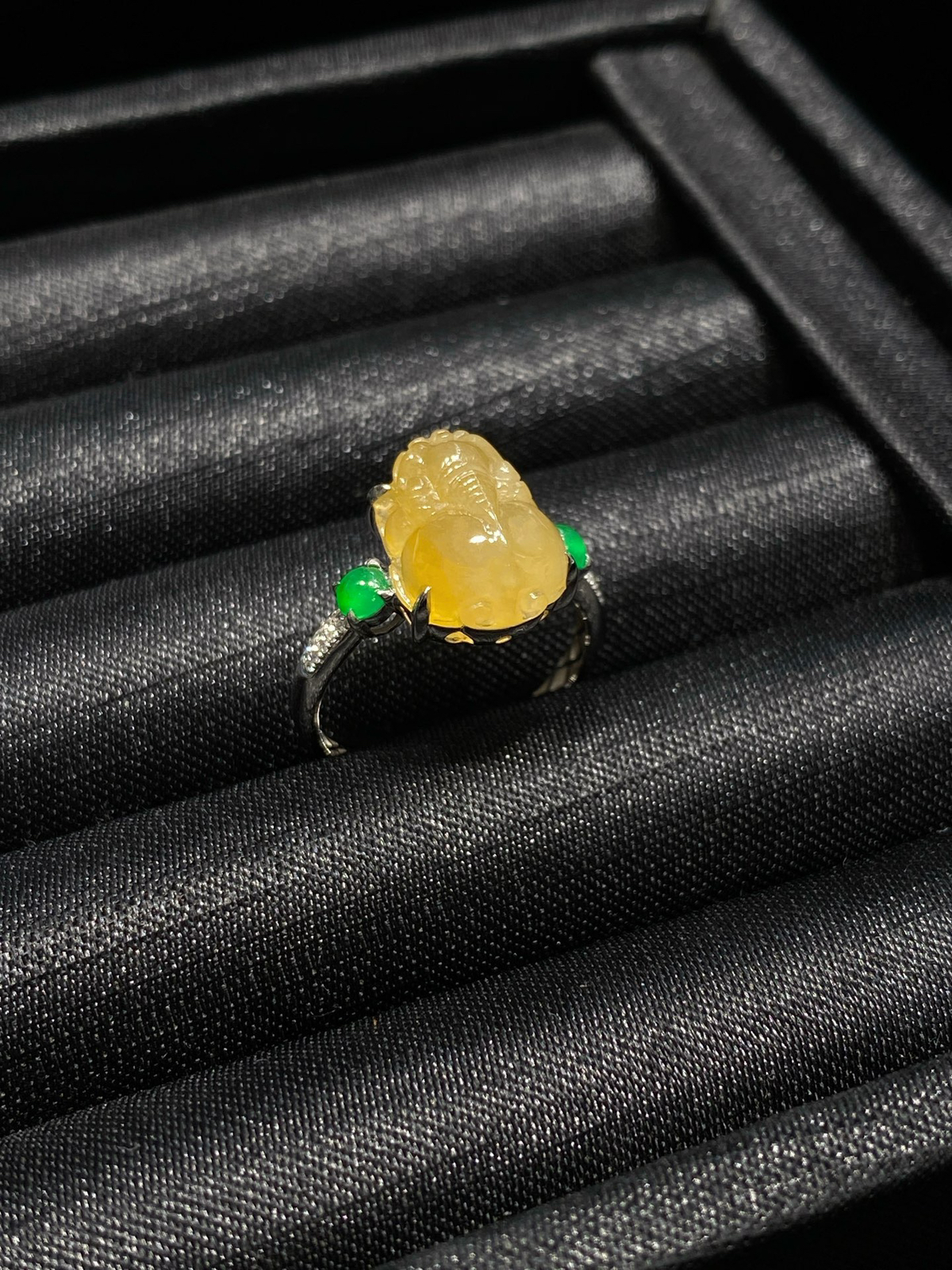 黄翡·貔貅戒指
18k金伴钻