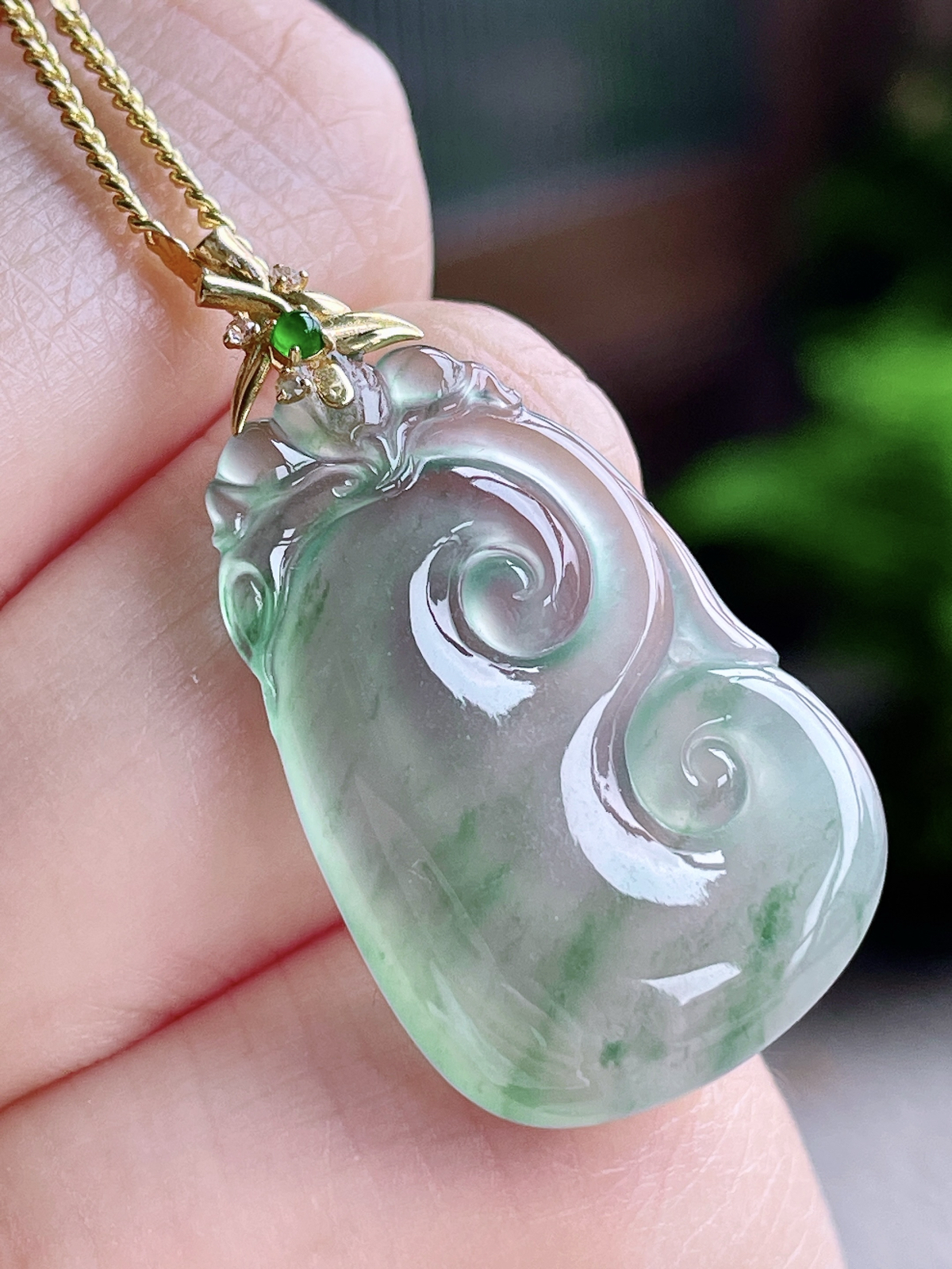 【镶嵌】冰飘花如意吊坠  
【说明】缅料 18k金镶嵌 性价比高  
【整体】34.5
【裸石】27.6-19-4.8