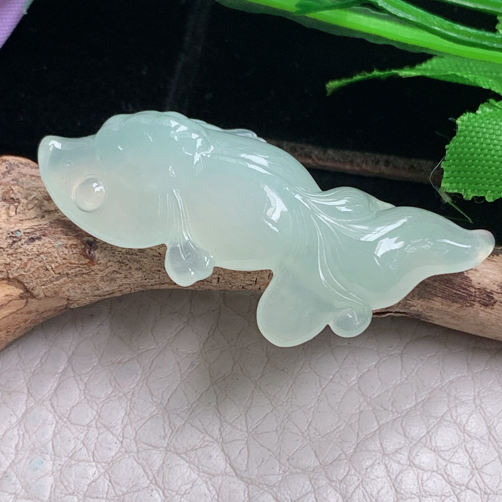 lz实拍45*19.6*8.8天然缅甸翡翠冰晴绿自由自在 鱼儿玉吊坠 玉挂件