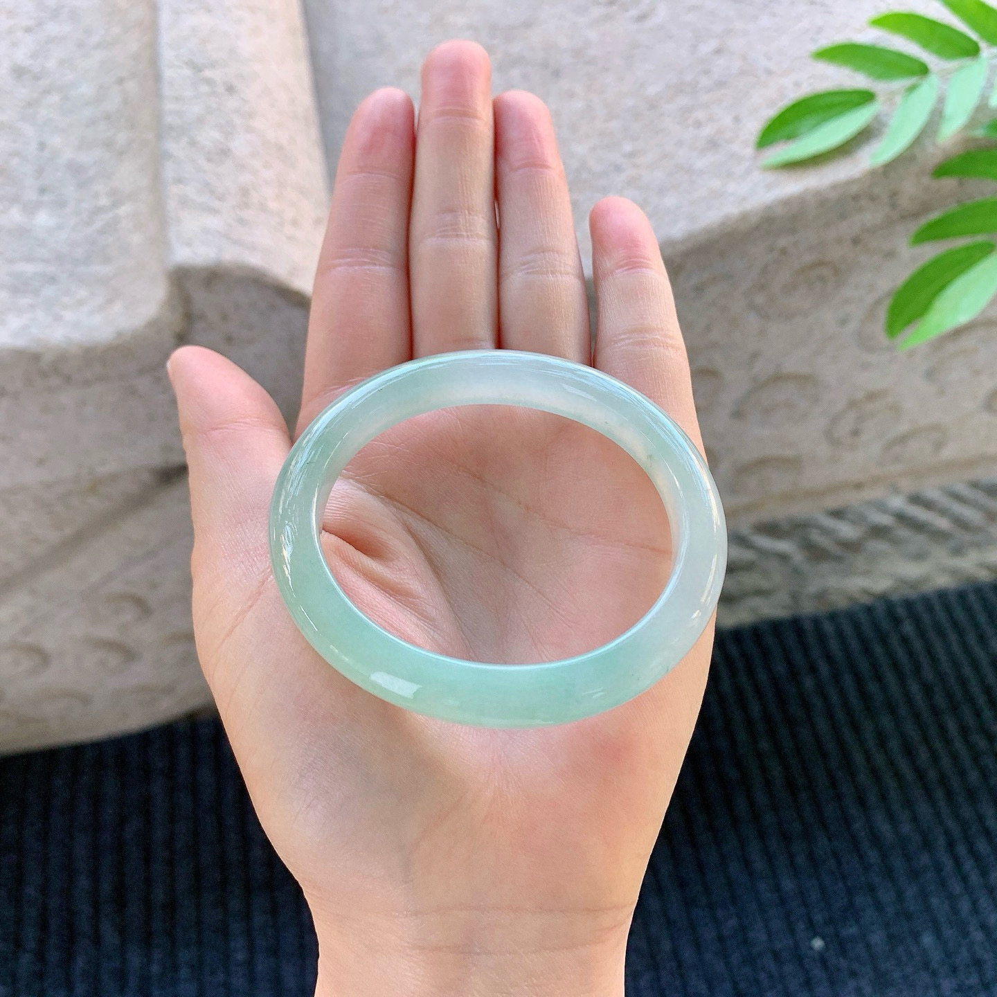 贵妃53 54
【圈口】54/48/9.2/7.4
【描述】糯冰晴绿，水润，种老，细腻，无纹裂！