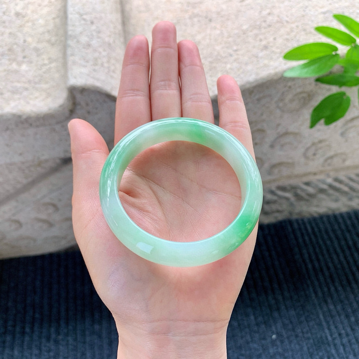 正圈54 55
【圈口】55.4/13.2/8
【描述】飘绿，水润，种老，细腻，无纹裂！