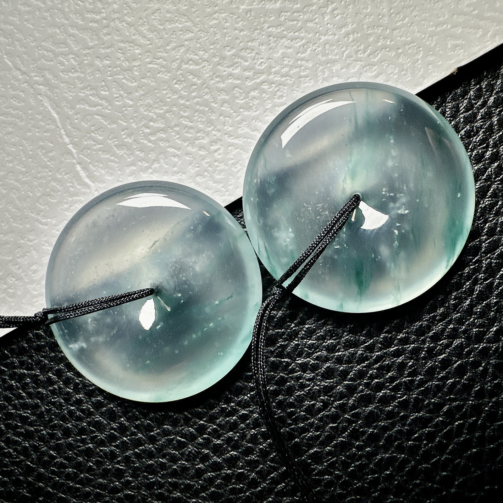 【冰种飘花平安扣一对】质地非常细腻干净，冰润十足，种老冰透，收藏品质，裸石尺寸28*5.8毫米