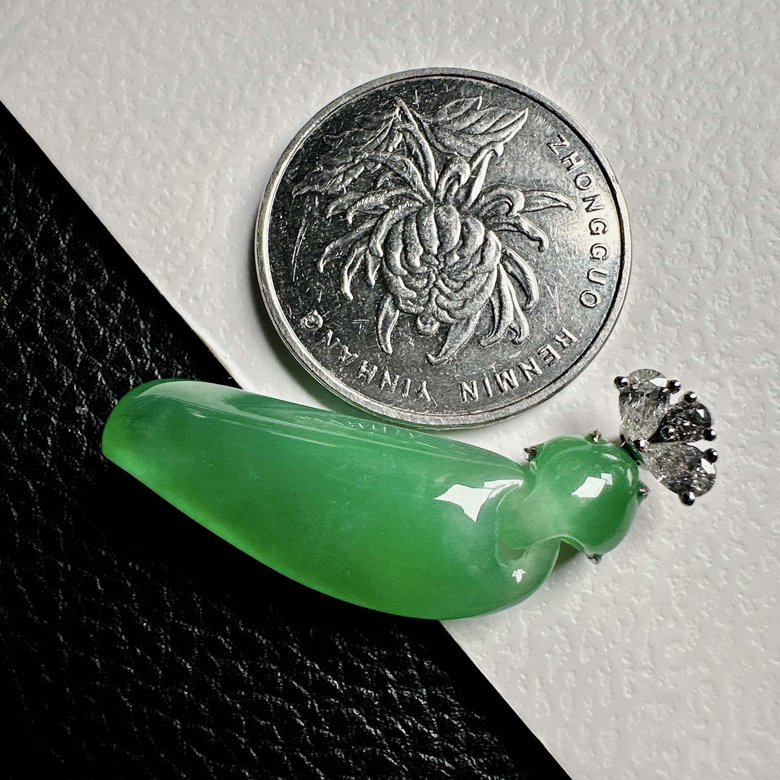 【冰种满绿福瓜吊坠】种水上乘，晶莹剔透，纯净通透，18k金钻精美镶嵌，裸石尺寸34*11*6.6毫米