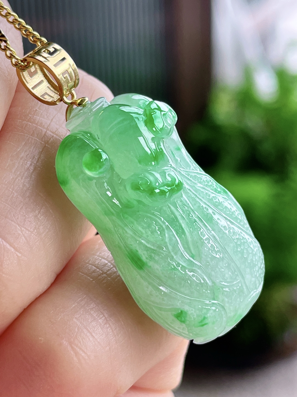 【镶嵌】冰飘绿花白菜百财吊坠  
【说明】缅料 18k金镶嵌 性价比高  飘花
【整体】38.8
【裸石】30.3-18-11