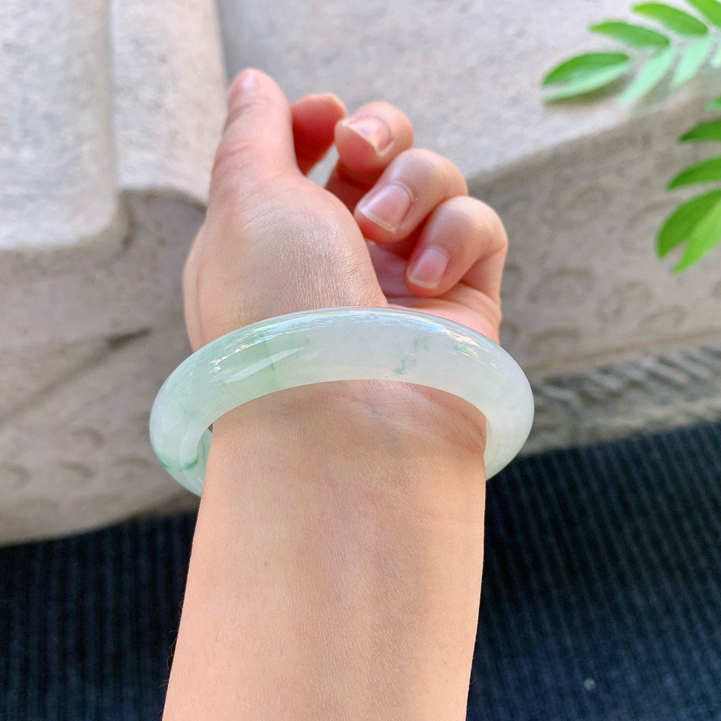 正圈53 54
【圈口】54/11.5/8.5
【描述】冰糯飘绿，水润，种老，细腻，无纹裂！