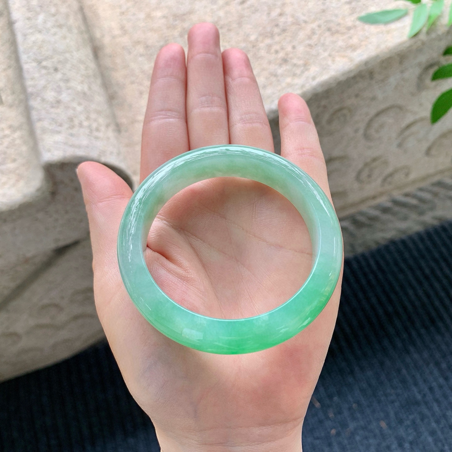 正圈52 53
【圈口】53.6/12.7/8.4
【描述】冰糯阳绿，水润，种老，细腻，无纹裂！