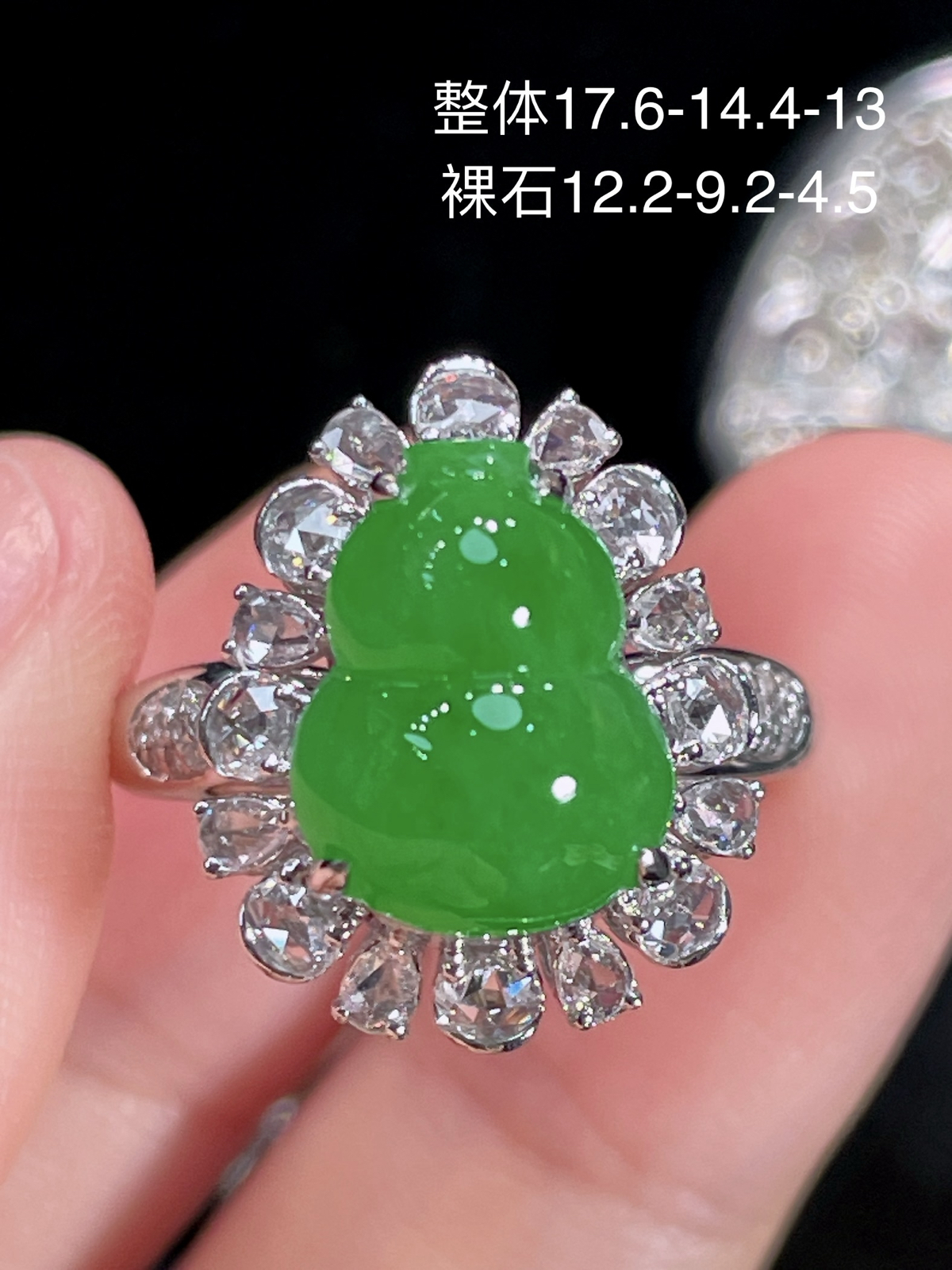 天然缅甸翡翠A货
满绿葫芦戒指
18k金镶嵌钻石 
细腻水灵 实拍接近
