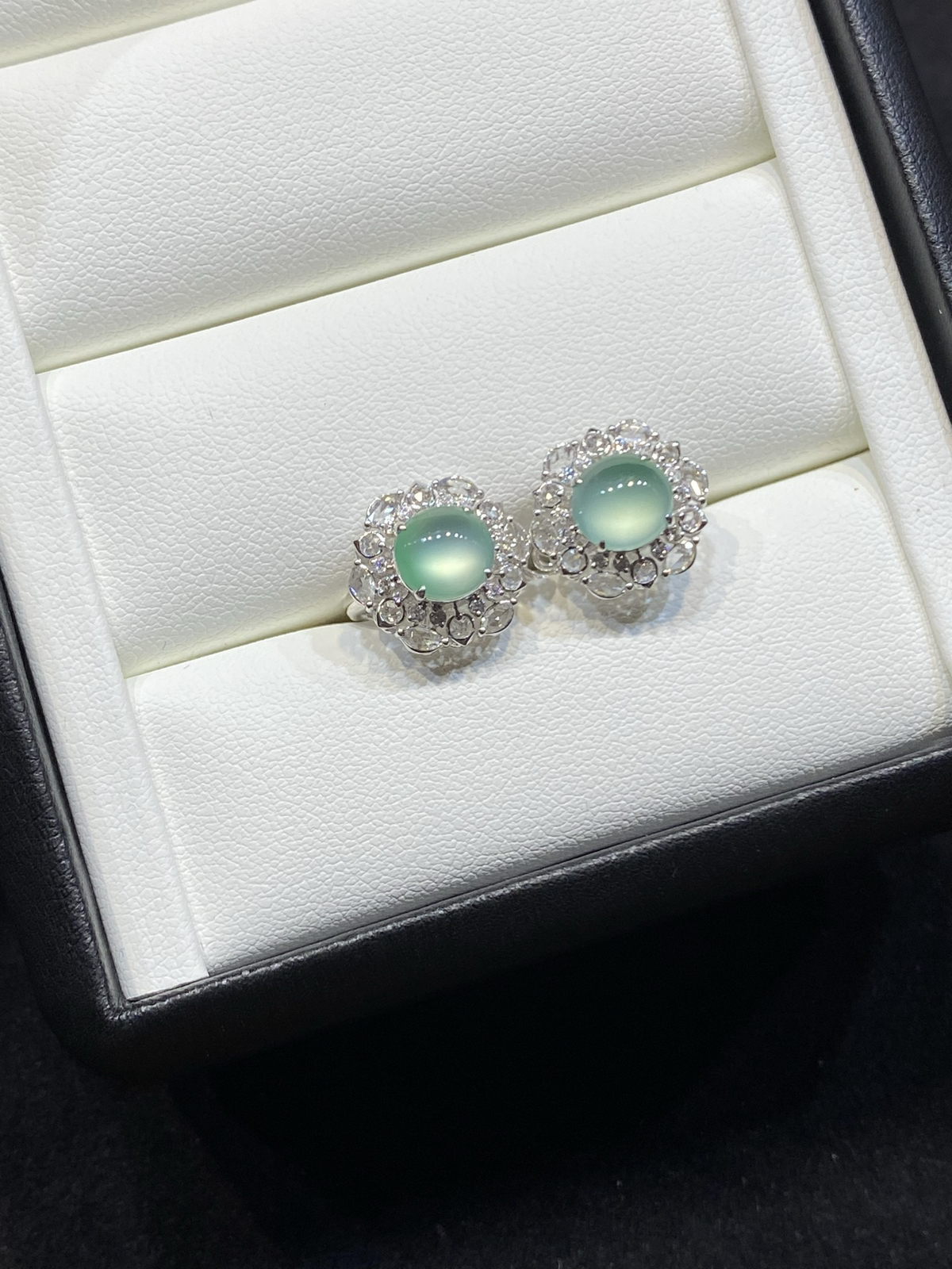 高冰 晴底 起光 蛋面 耳包 耳扣 18k

整体尺寸13.3-12.8-8.3