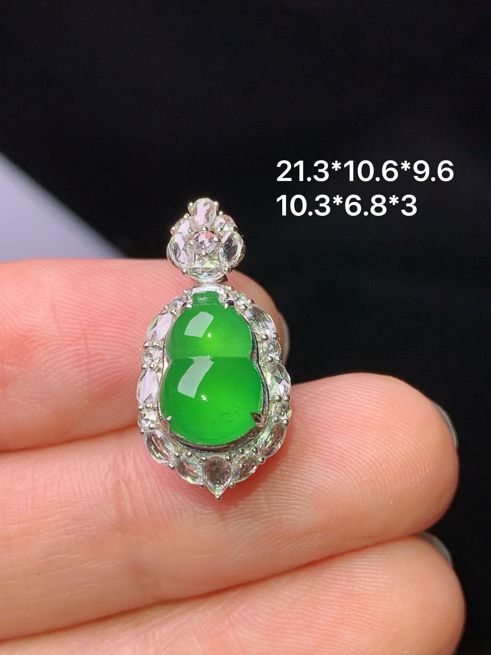 18k金钻镶嵌满绿葫芦吊坠 玉质细腻 色泽艳丽清新 水润亮眼 整体尺寸21.3*10.6*9.6y4