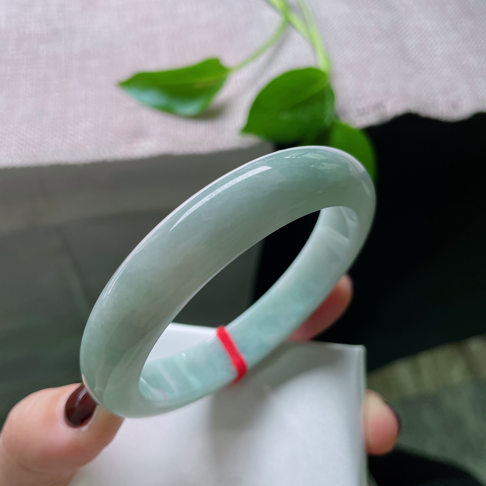 57.5/12.6/8.1，浅绿底正圈，腕间一泓翠，温润自生光。一点小细纹不影响..