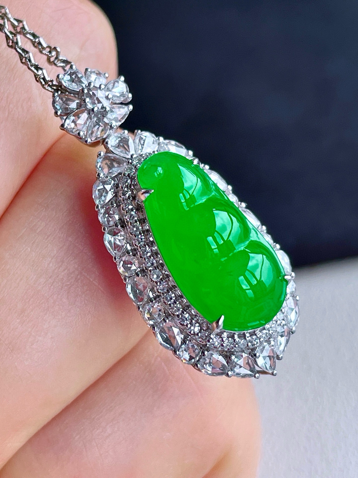 【镶嵌】高冰阳绿豆子阳绿福豆吊坠  
【说明】缅料 18k金镶嵌 性价比高  
【整体】32.5-14.3-11.8
【裸石】17-8.6-3.8