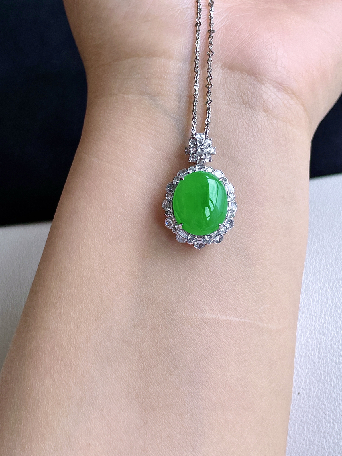 【镶嵌】高冰阳绿大蛋面满绿大鸽子蛋吊坠  
【说明】18k金镶嵌 性价比高  
【整体】27-17-12.7
【裸石】14.5-12-5.2