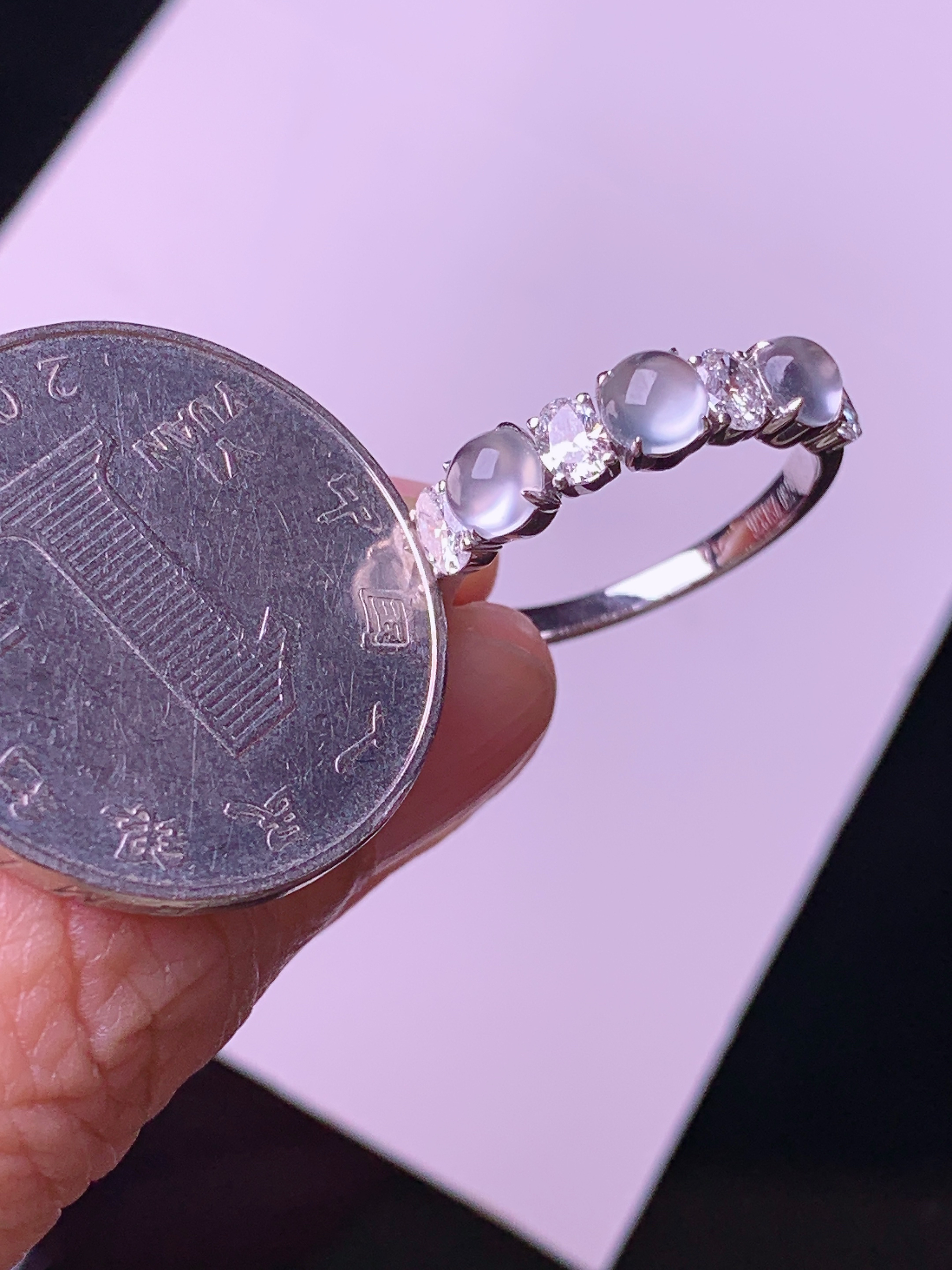 18k金培育钻镶嵌冰种蛋面戒指 玉质细腻 色泽艳丽清新 水润亮眼 圈口14 整体尺寸4.2*2.5