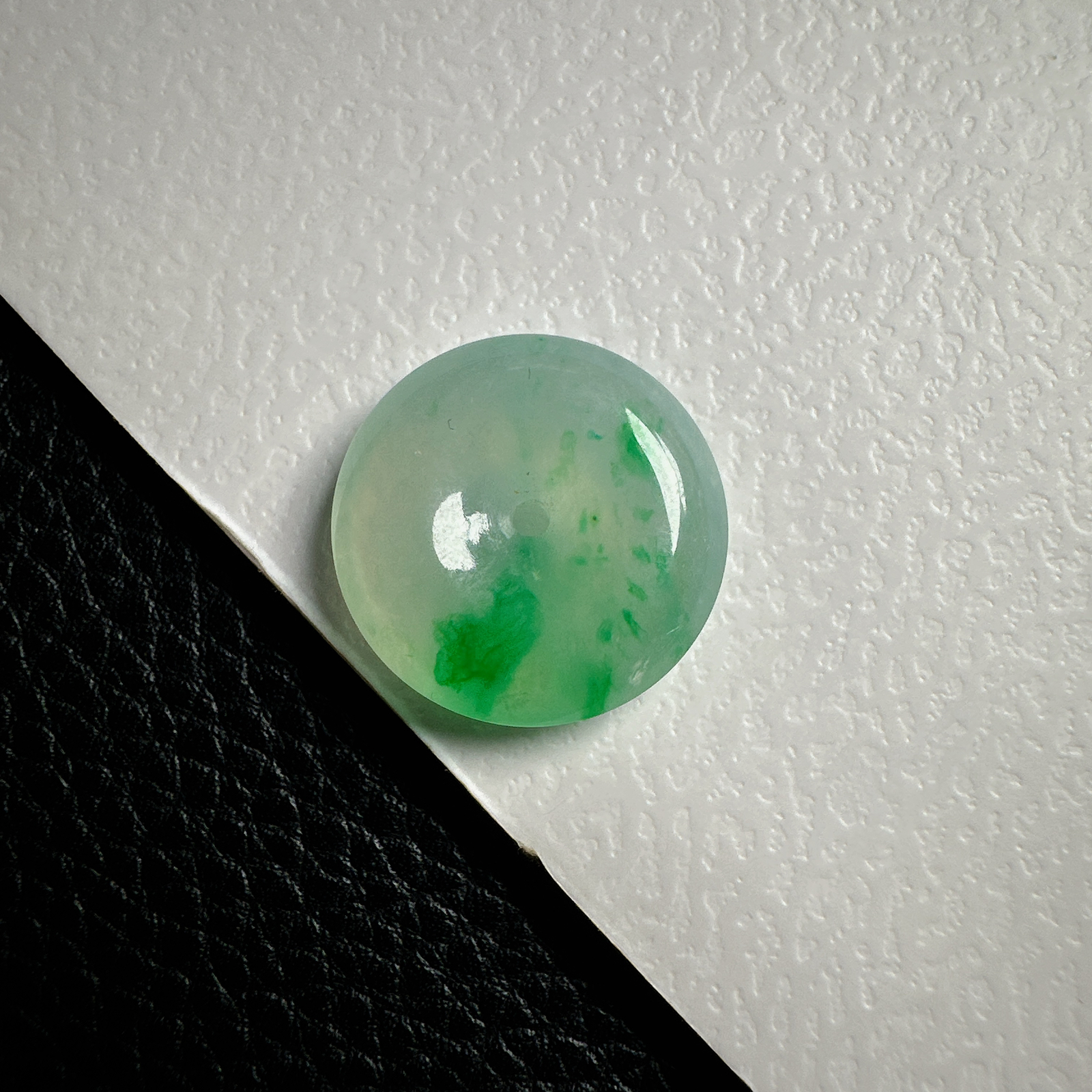 【冰种飘阳绿平安扣】质地细腻，品质很好，冰感十足，胶感明显，收藏品质