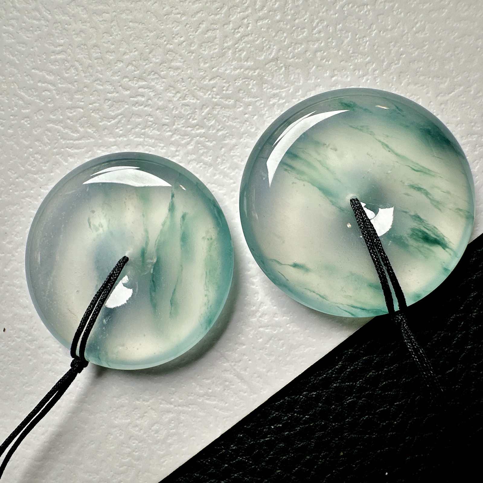 【冰种飘花平安扣一对】质地非常细腻干净，冰润十足，种老冰透，收藏品质，裸石尺寸28*5.8毫米