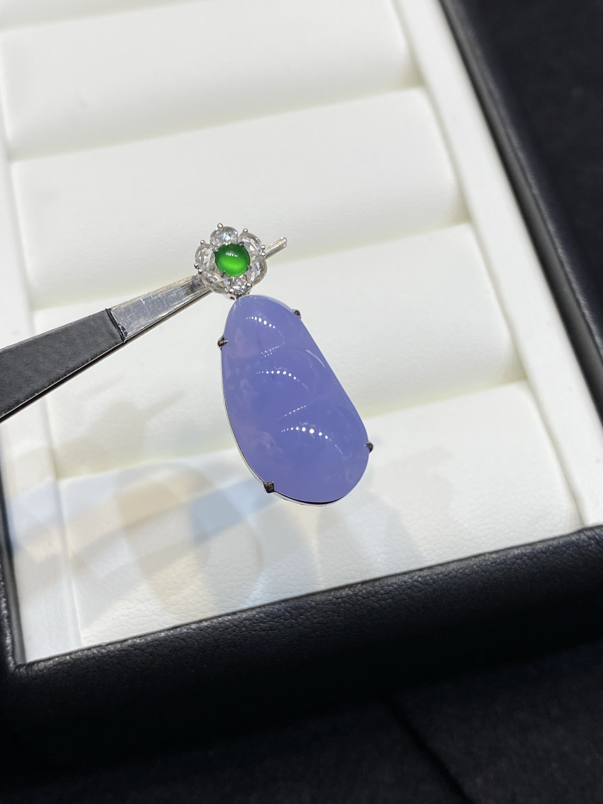 紫罗兰 高冰 简镶 全开窗 福豆 18k

整体尺寸28-11.1-9.6