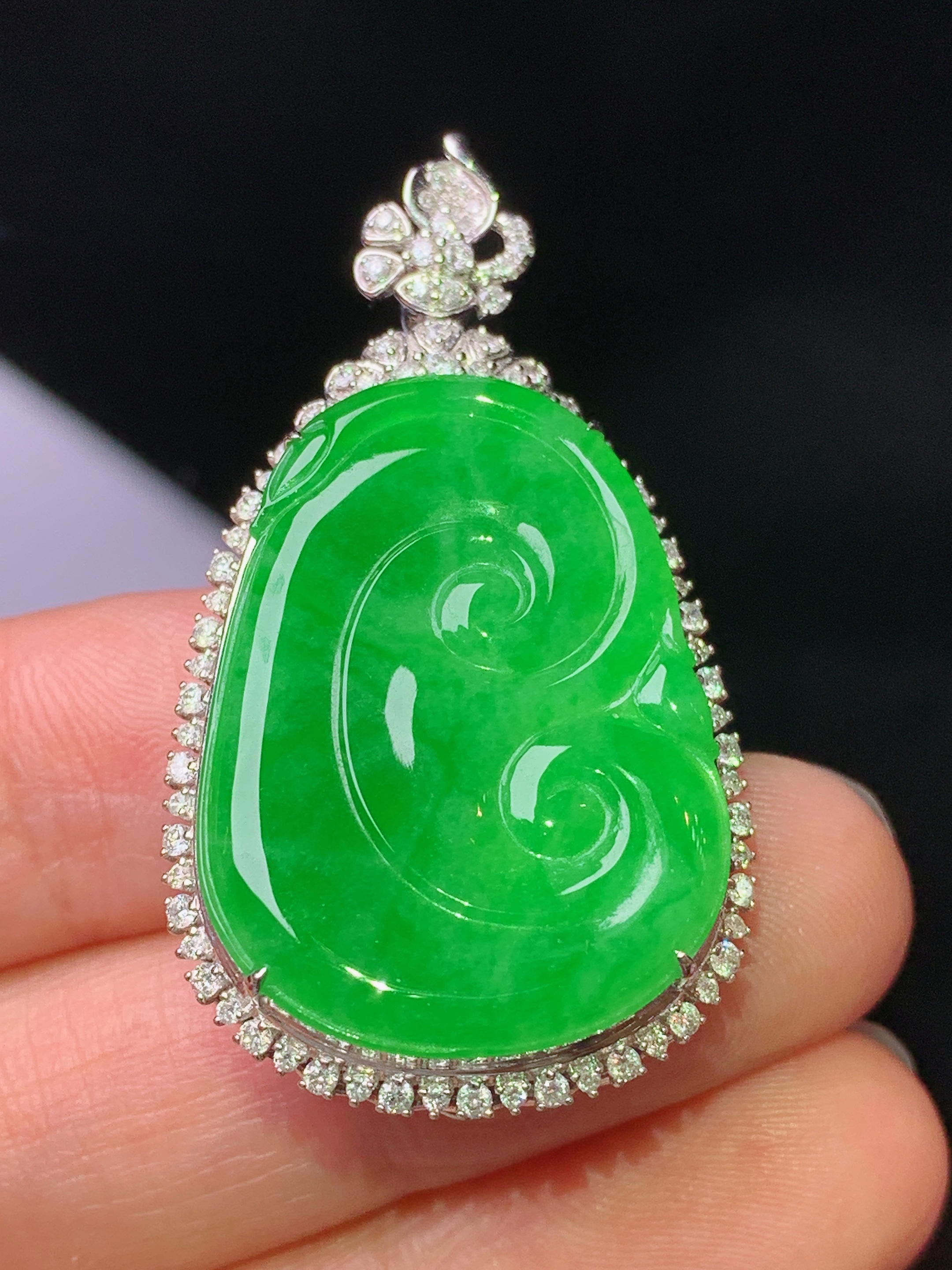 18k金钻镶嵌翠绿如意吊坠 玉质细腻 色泽艳丽清新 水润亮眼 整体尺寸40.5*22.6*10k1