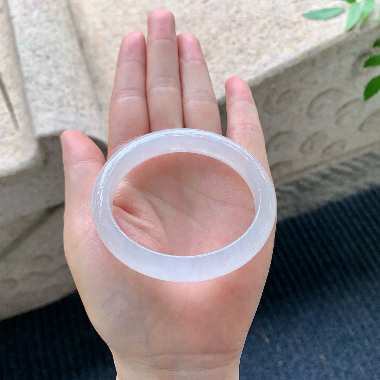 贵妃54 55
【圈口】55/47.7/10.5/7.2
【描述】白冰，水润，种老，细腻，无纹裂！