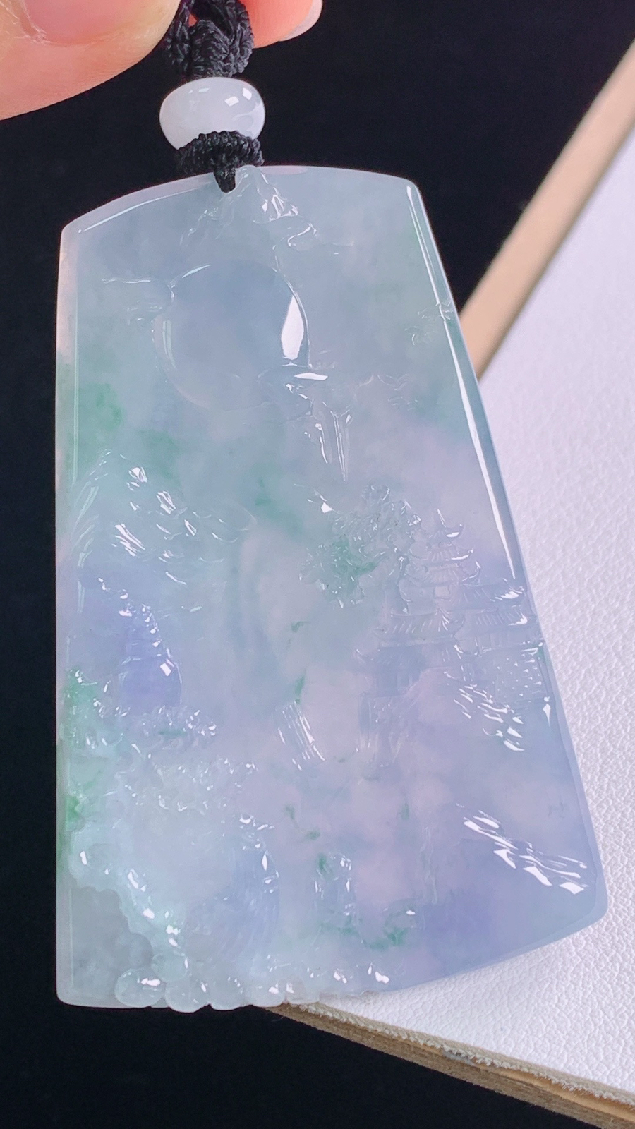 冰紫山水牌
紫气东来，底子细腻
尺寸:66.5-60.1-40.1-5.7mm