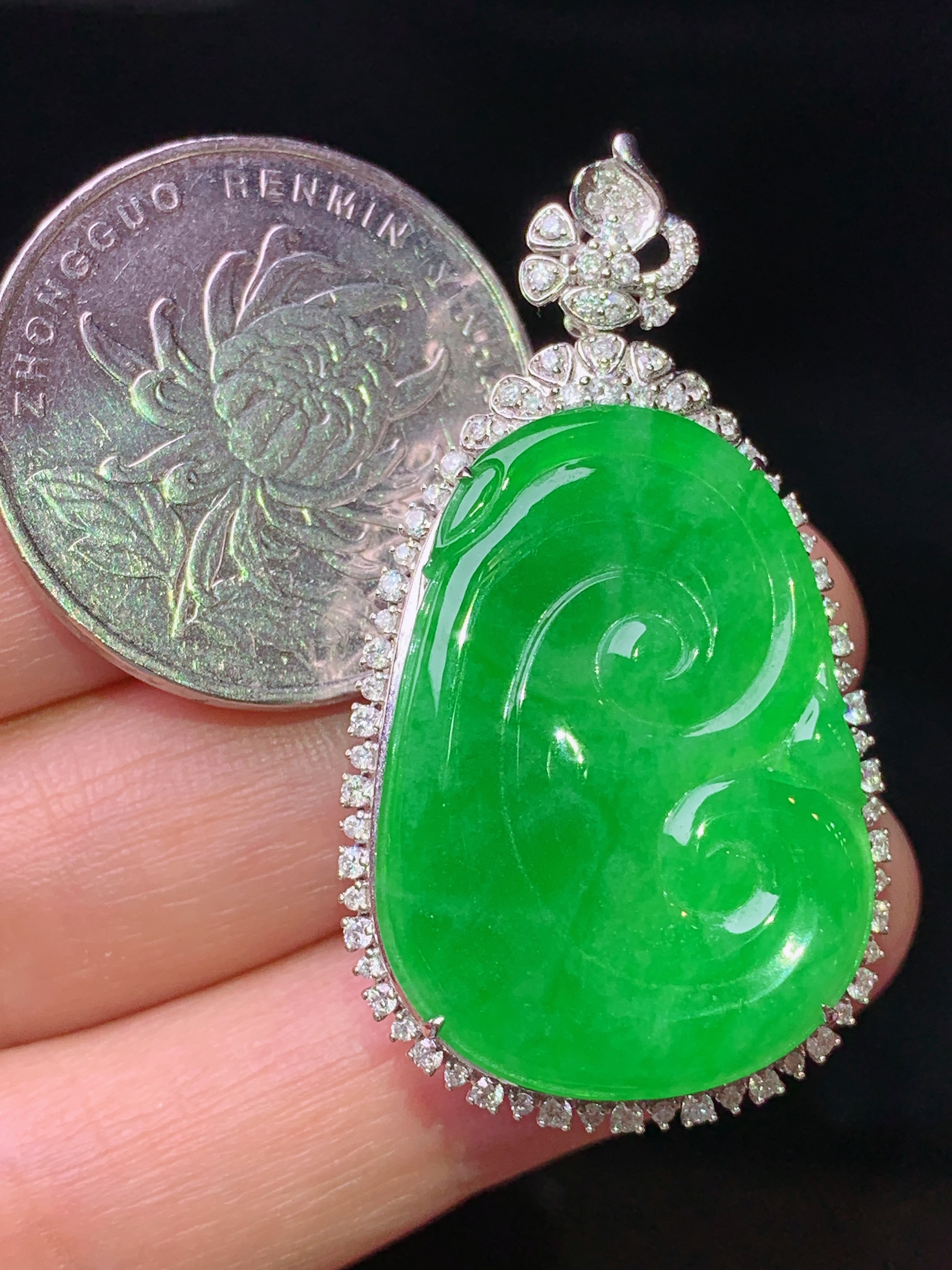 18k金钻镶嵌翠绿如意吊坠 玉质细腻 色泽艳丽清新 水润亮眼 整体尺寸40.5*22.6*10k1