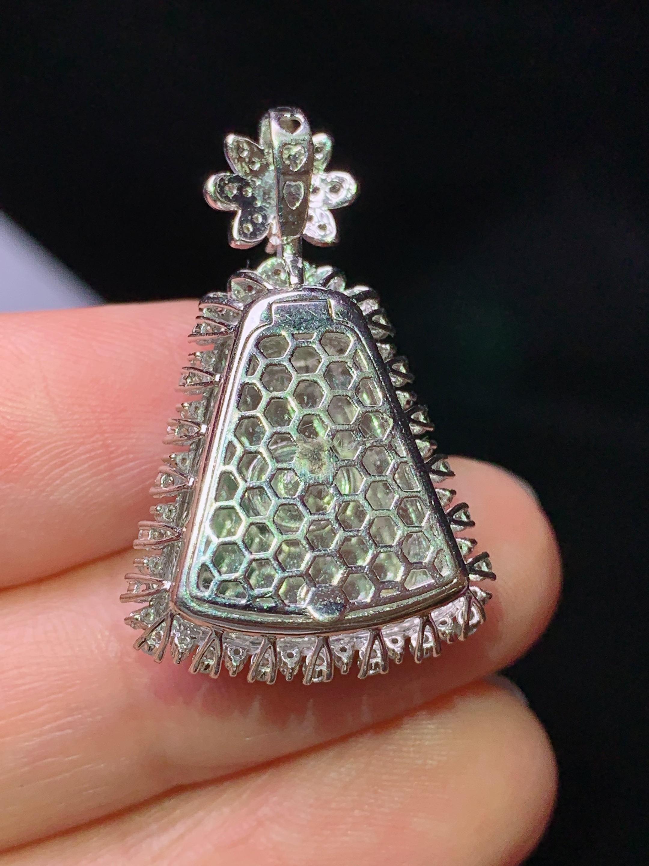 18k金钻镶嵌翠绿无事牌吊坠 玉质细腻 色泽艳丽清新 水润亮眼 整体尺寸29.6*18.6*9.5k1