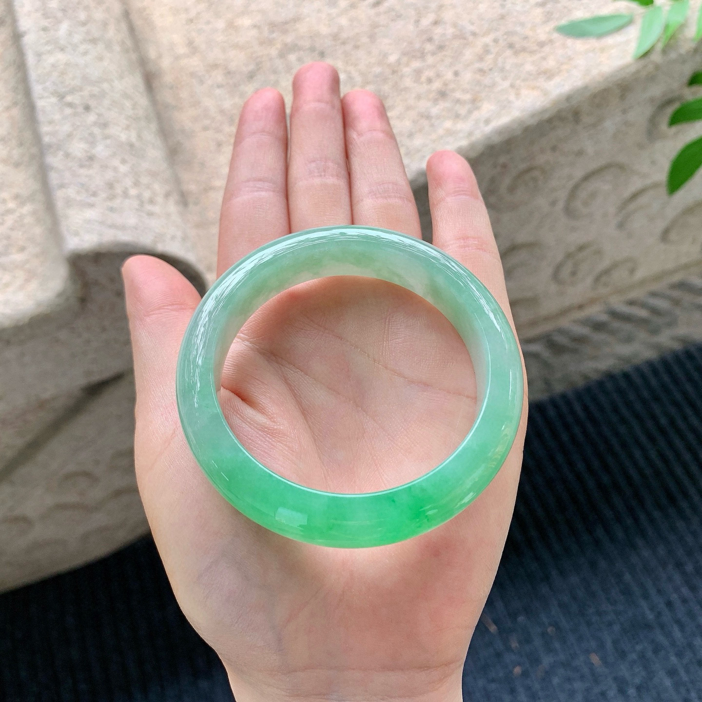 正圈52 53
【圈口】53.6/12.7/8.4
【描述】冰糯阳绿，水润，种老，细腻，无纹裂！