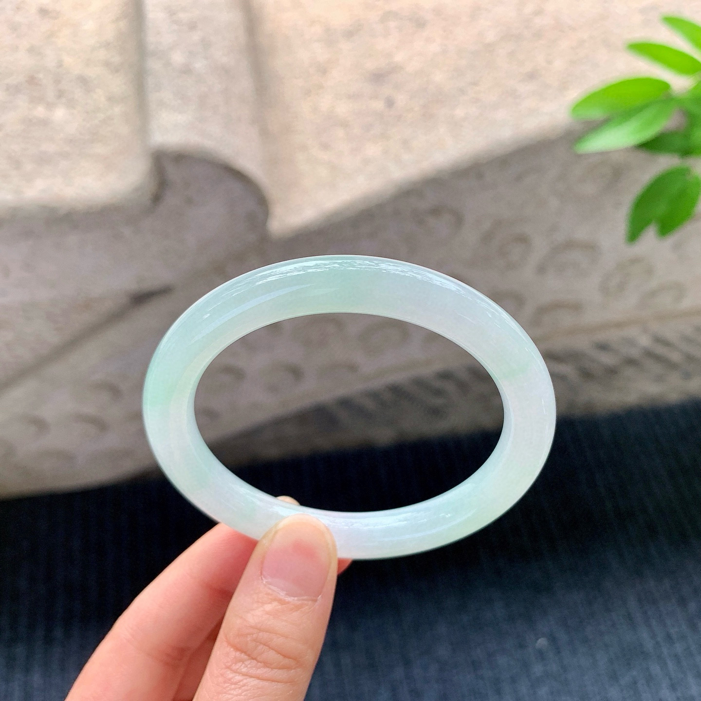 圆条54 55
【圈口】55/8.5/8.3
【描述】糯冰飘绿，水润，种老，细腻，无裂纹！