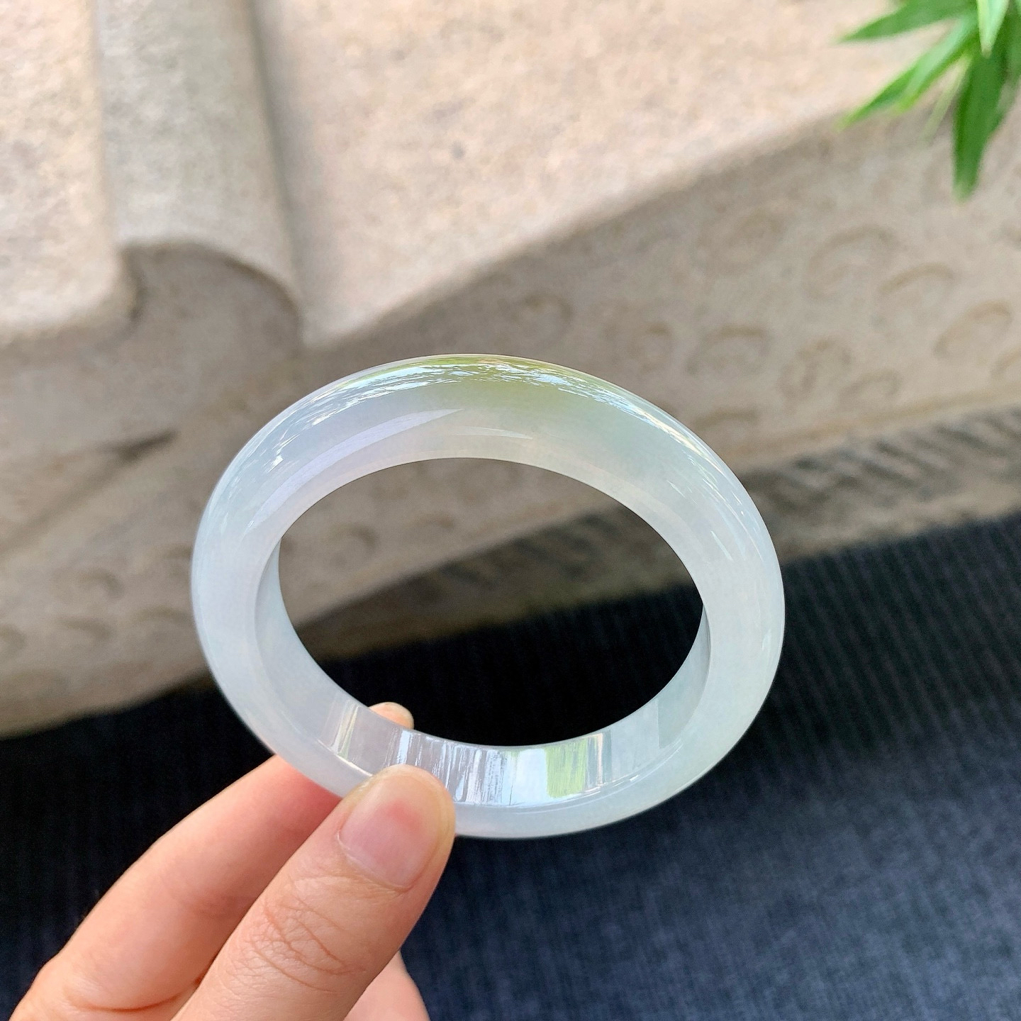 正圈55 56
【圈口】56.2/12.7/9.1
【描述】冰糯飘黄翡，水润，种老，细腻，无纹裂！