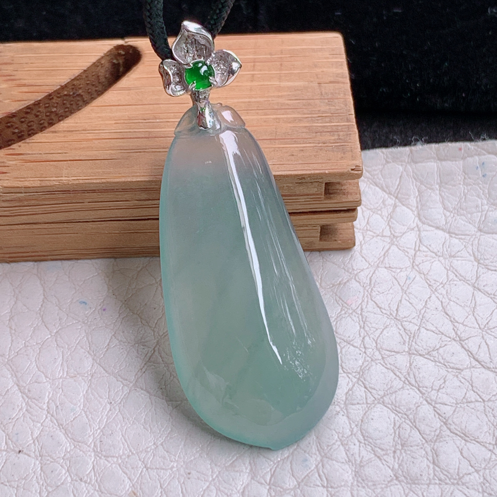 zz3实拍玉石34.5*16*5.6缅甸翡翠天空蓝冰种福瓜吊坠 镶金锁饱满玉坠