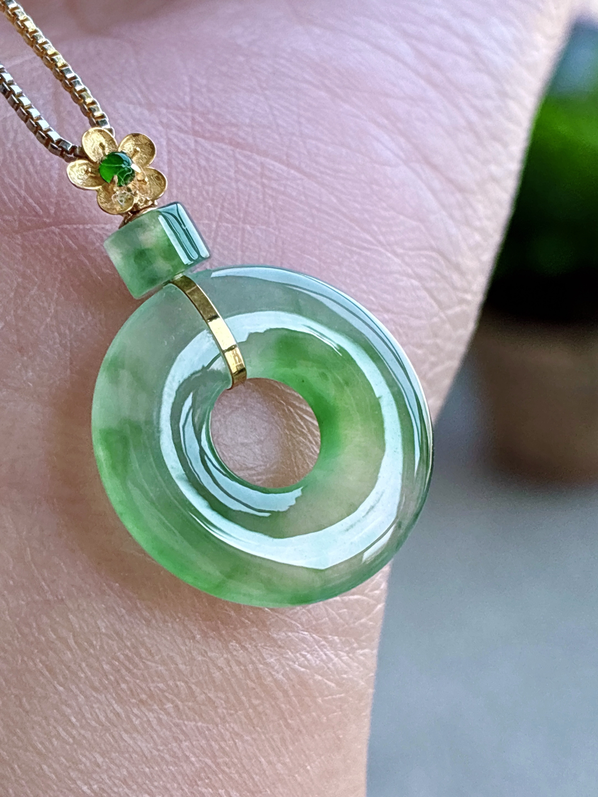 【镶嵌】🫧冰飘绿花甜甜圈吊坠  
【说明】缅料 18k金镶嵌 性价比高 飘花
【整体】27
【裸石】18-3.2