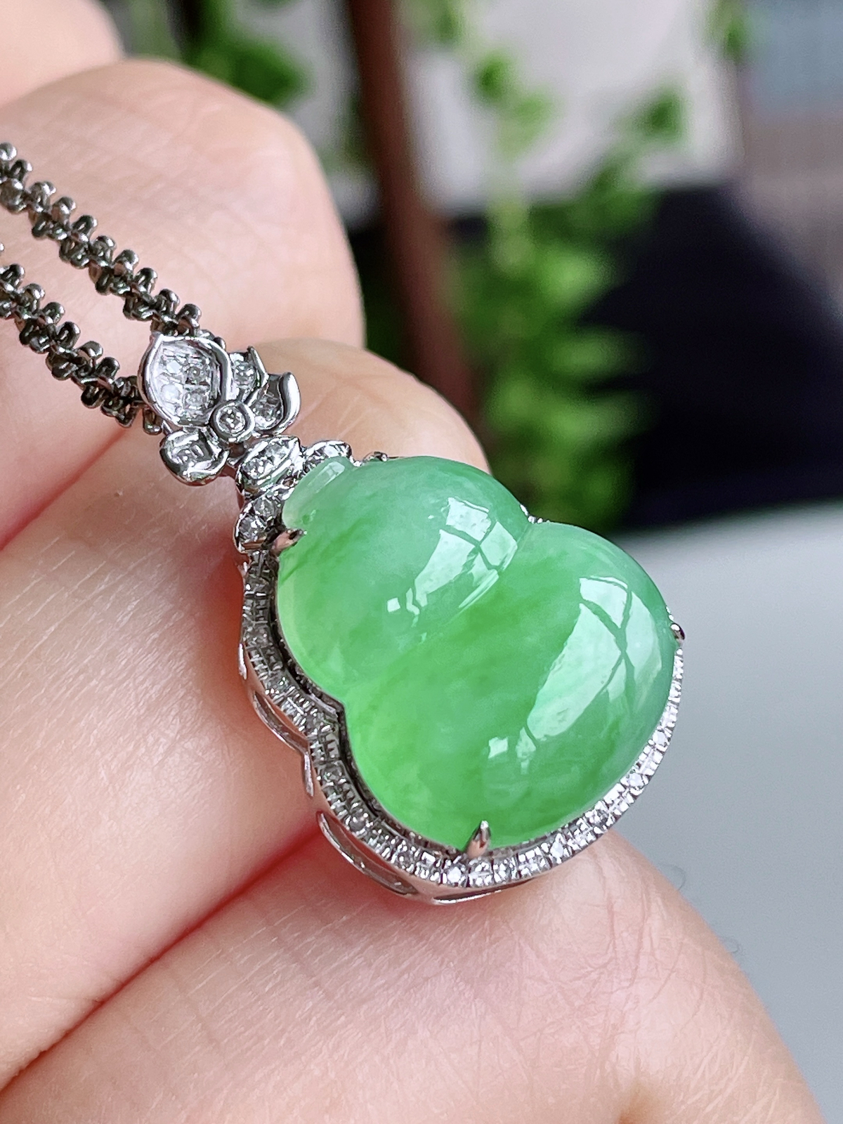 【镶嵌】冰甜绿葫芦吊坠  
【说明】缅料 18k金镶嵌 性价比高  
【整体】24-15-8.2
【裸石】15.2-13-2.7